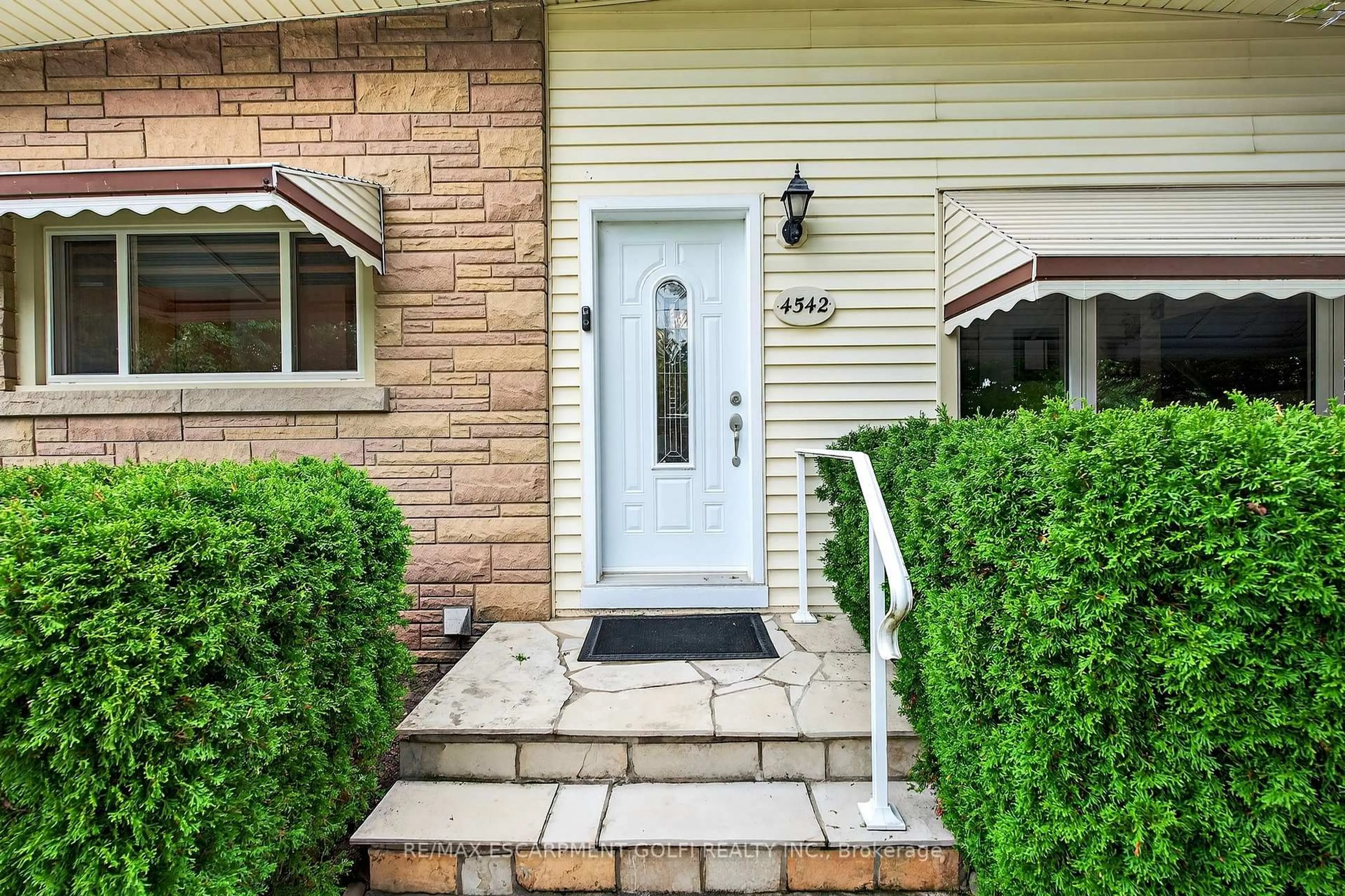 Indoor entryway for 4542 Nancy Dr, Niagara Falls Ontario L2E 5L3