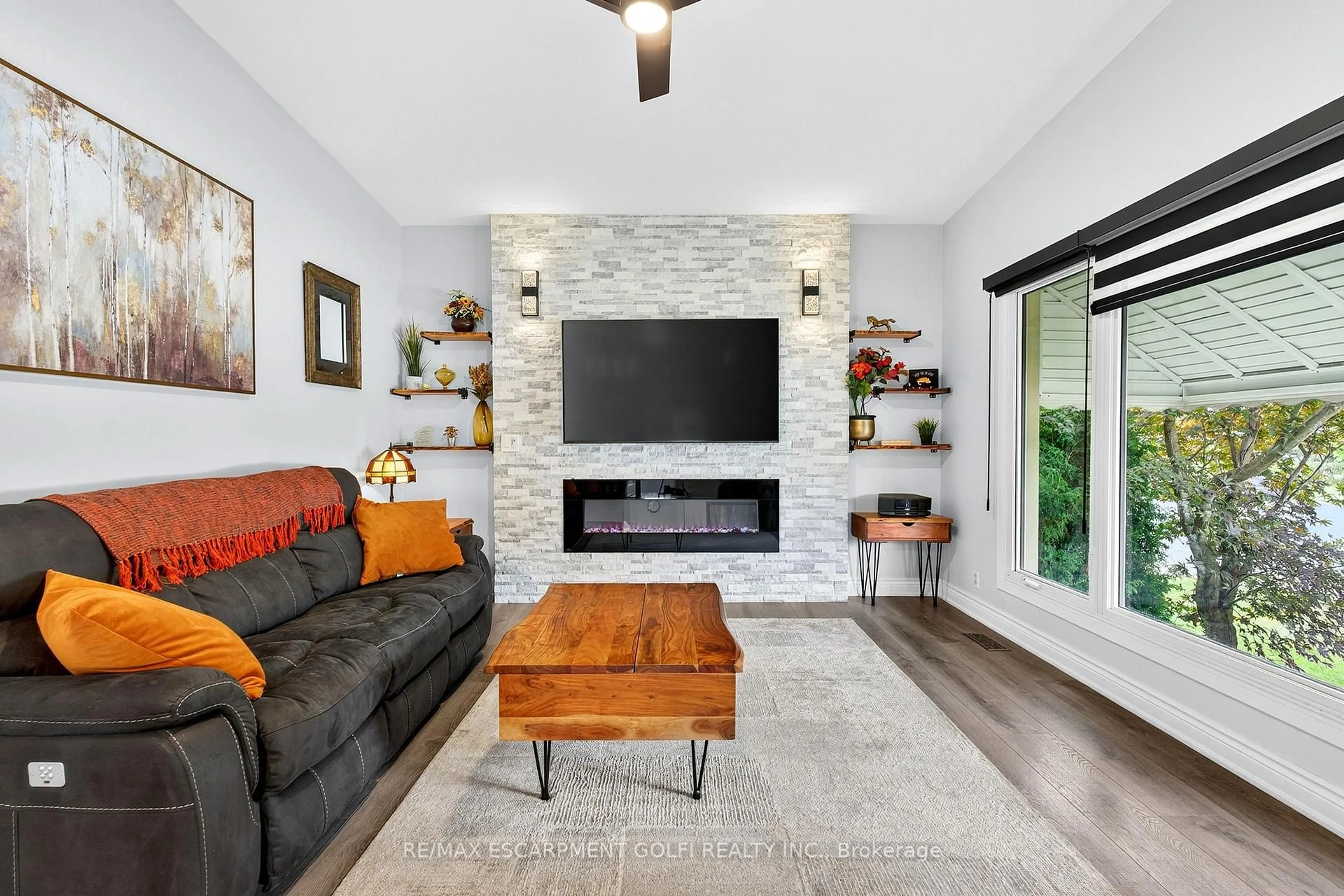 Living room with furniture, ceramic/tile floor for 4542 Nancy Dr, Niagara Falls Ontario L2E 5L3