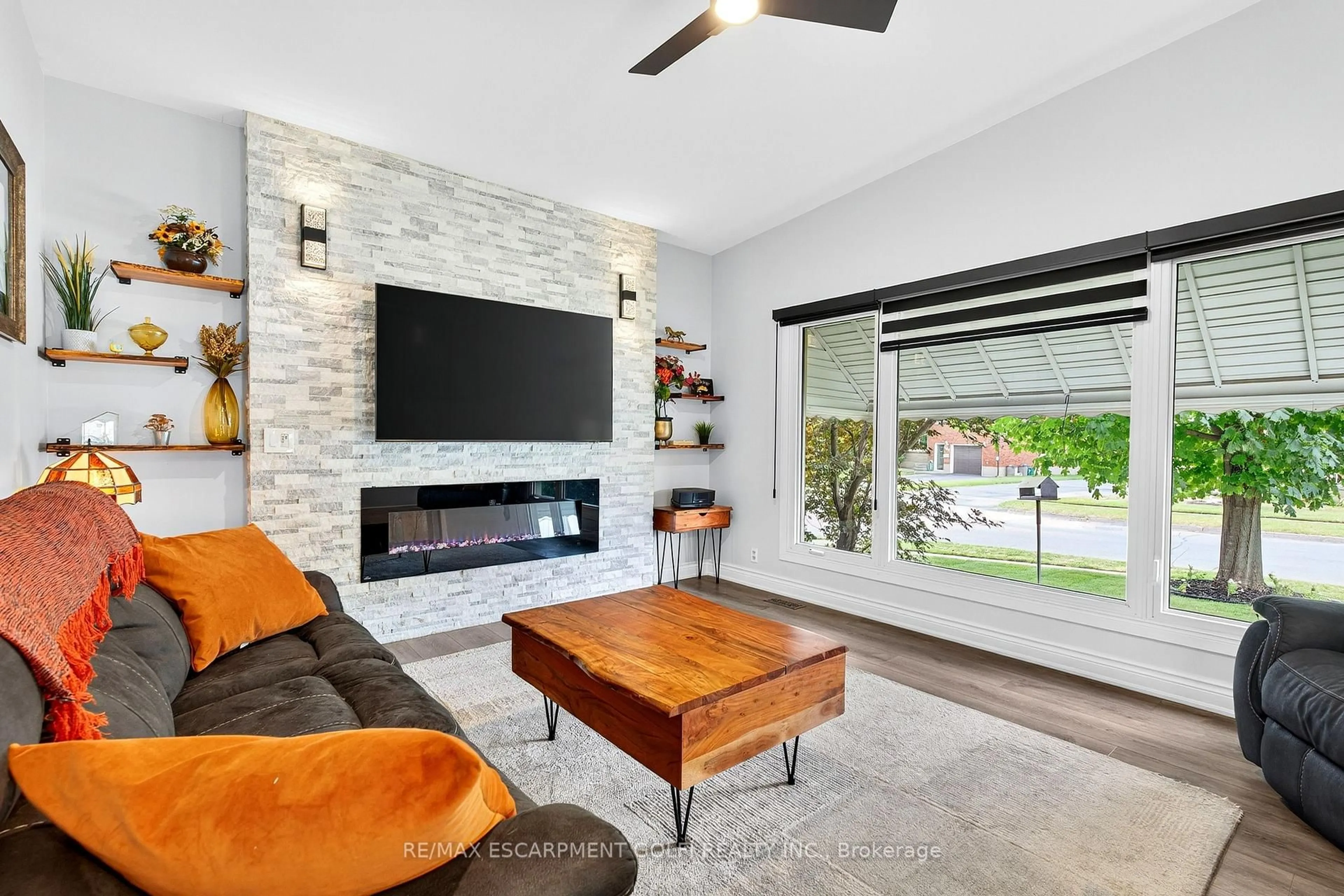 Living room with furniture, ceramic/tile floor for 4542 Nancy Dr, Niagara Falls Ontario L2E 5L3