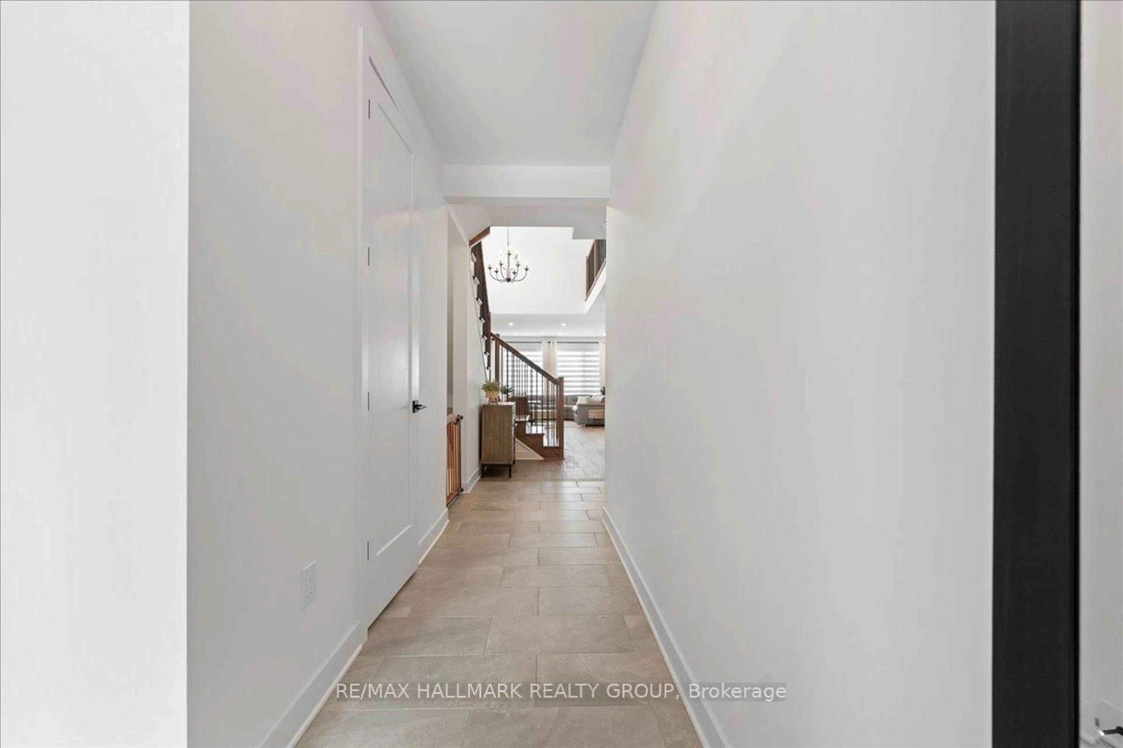 Indoor foyer for 6461 Renaud Rd, Ottawa Ontario K1W 0R8