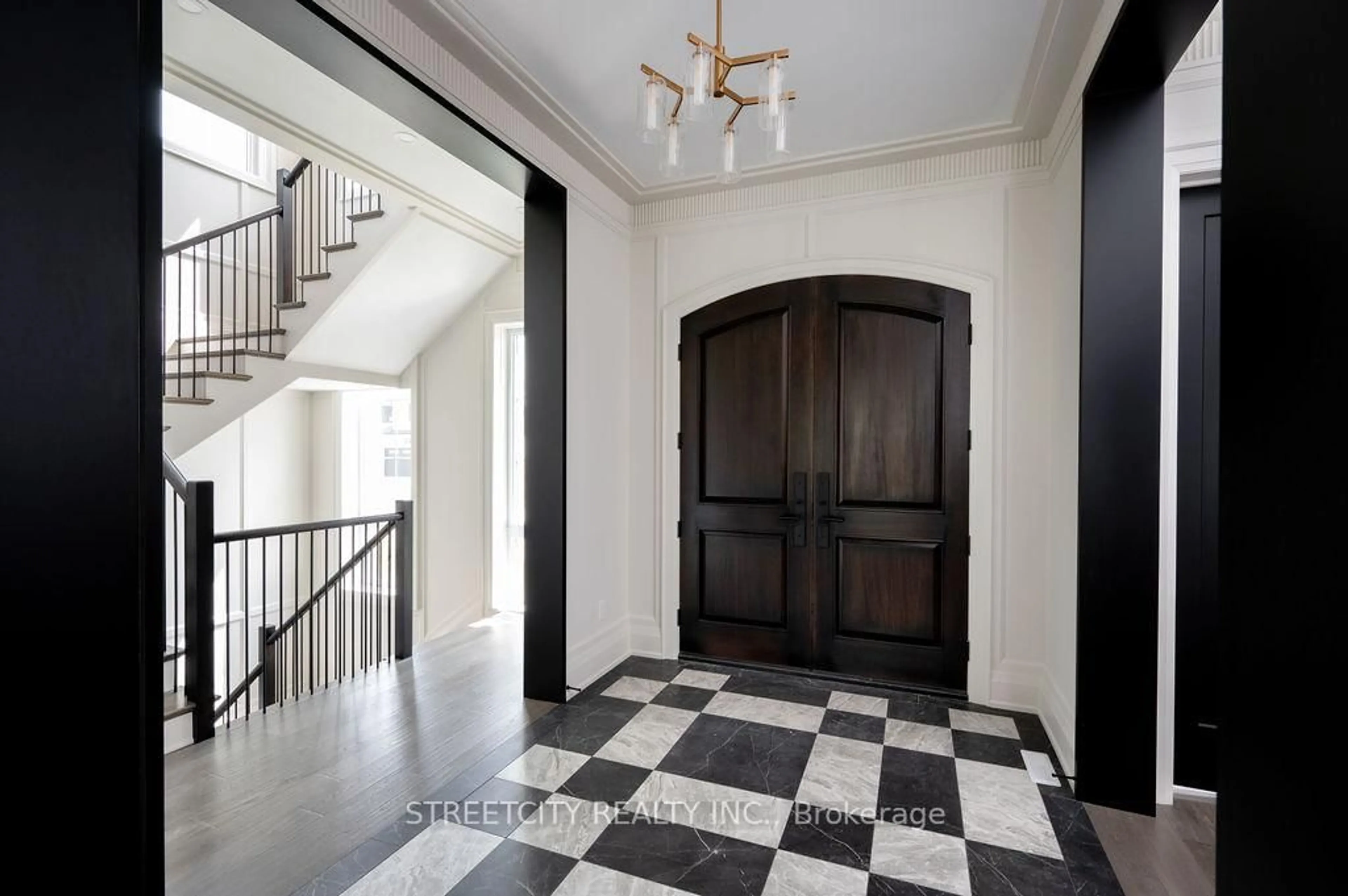 Indoor entryway for 326 Manhattan Dr, London South Ontario N6K 4M7