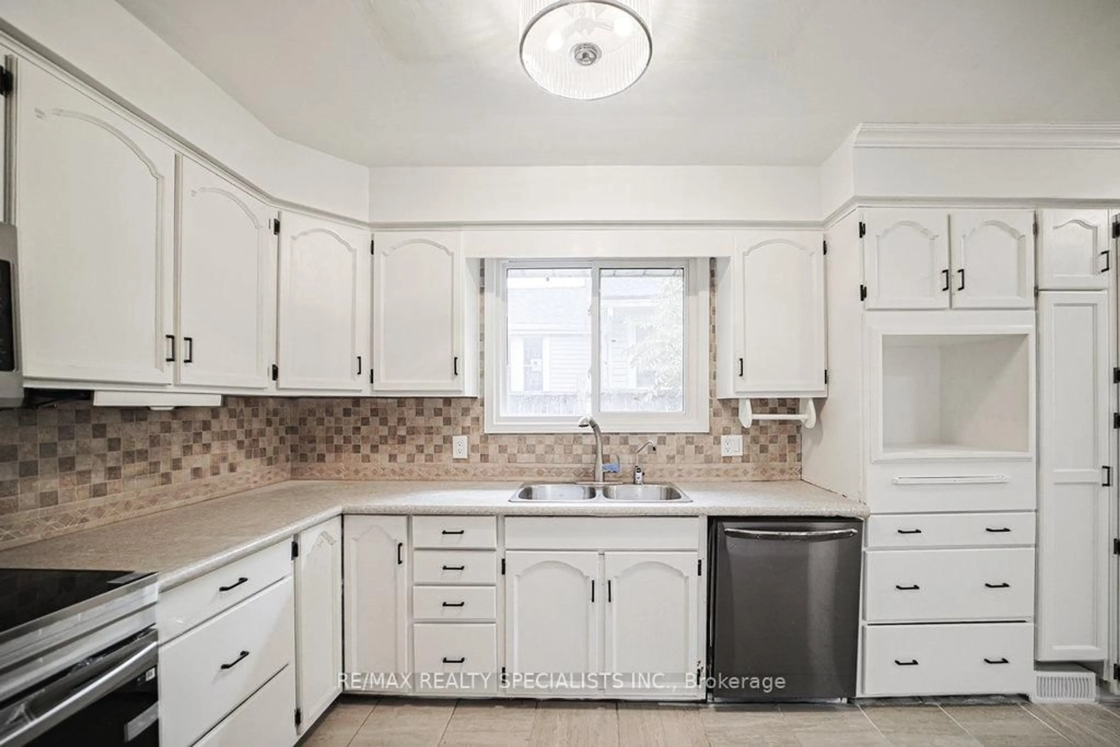 Standard kitchen, ceramic/tile floor for 215A Paris Rd, Brantford Ontario N3R 1J2