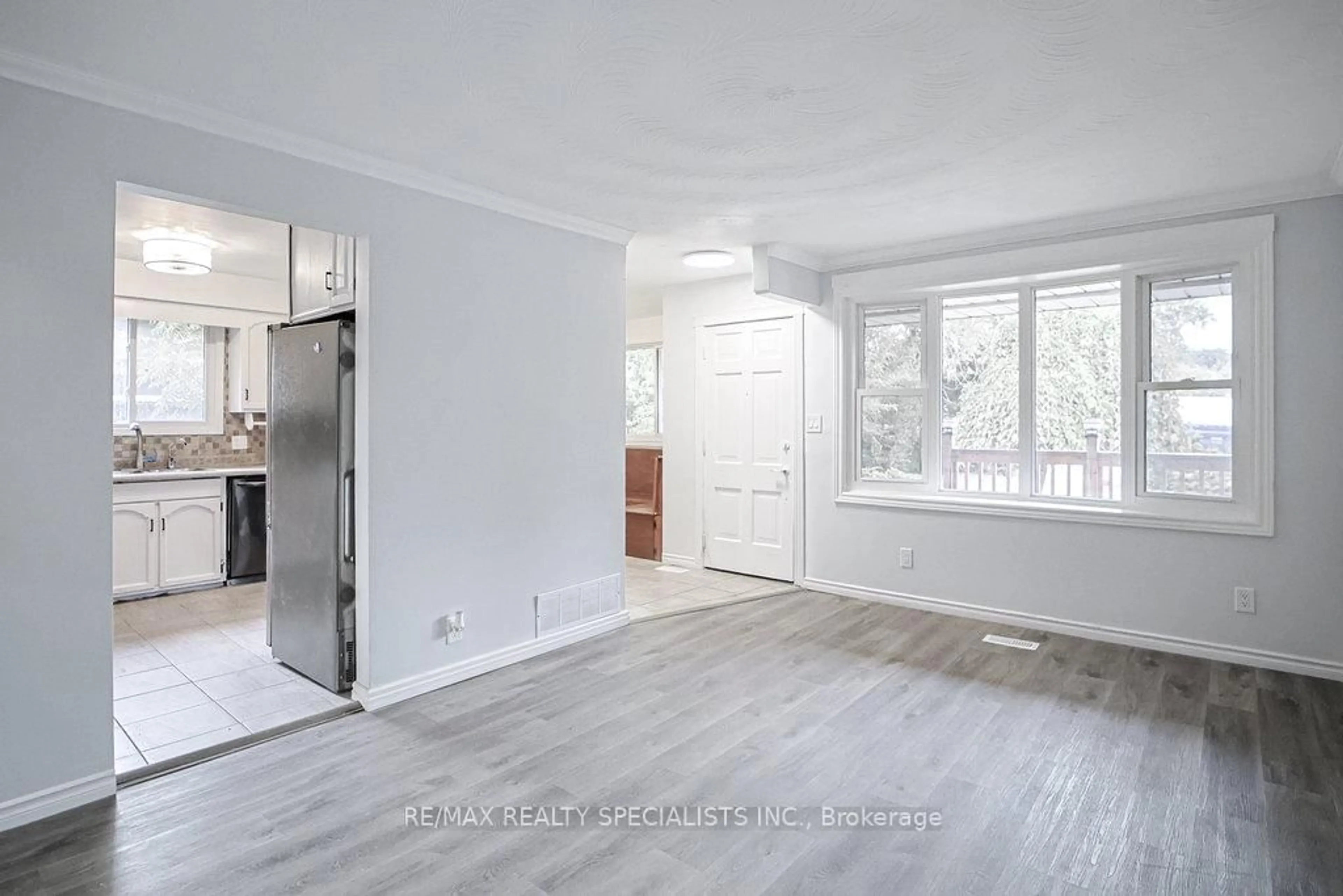 A pic of a room for 215A Paris Rd, Brantford Ontario N3R 1J2