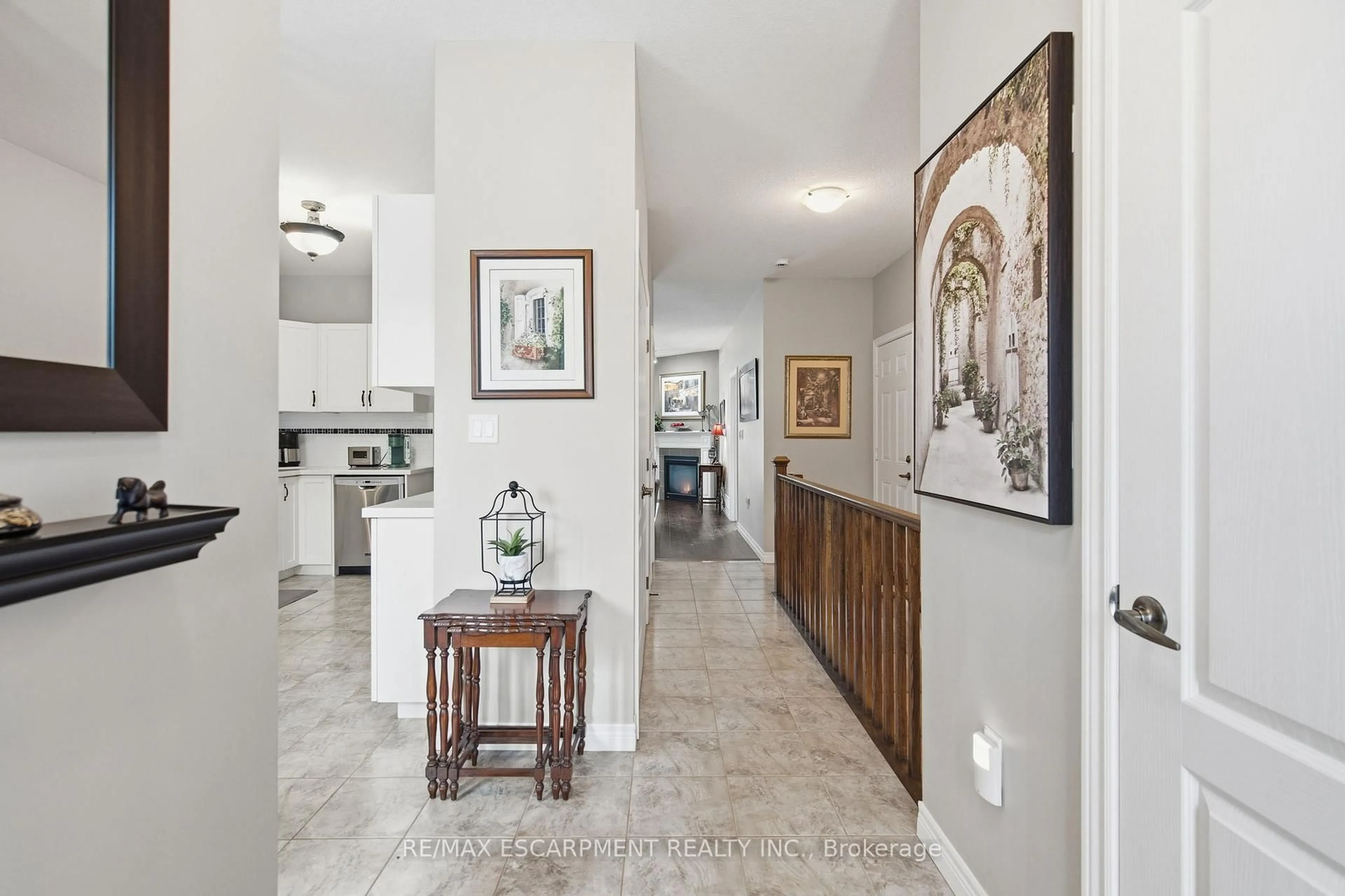 Indoor entryway for 4 Hillgartner Lane, Hamilton Ontario L0R 1C0