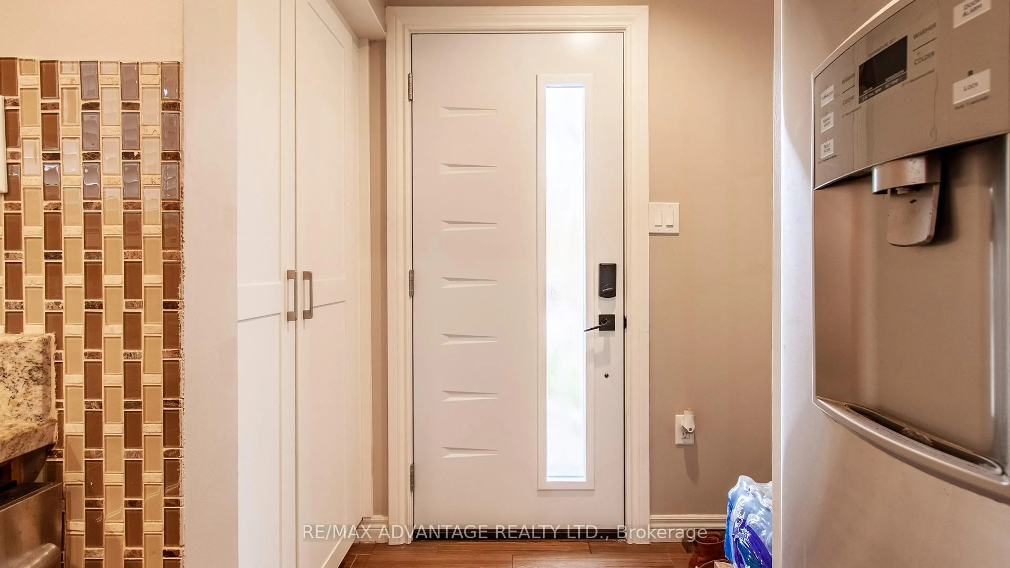 Indoor entryway for 419 Ferndale Ave, London South Ontario N6C 2Y9