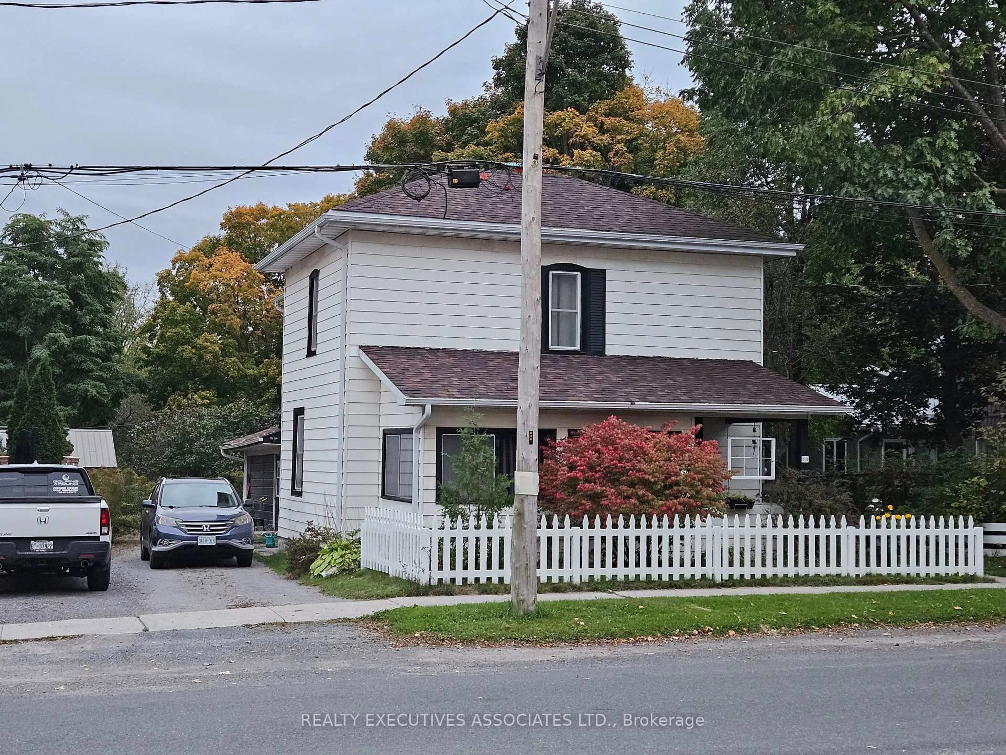A pic from outside/outdoor area/front of a property/back of a property/a pic from drone, street for 10 Regent St, Selwyn Ontario K0L 2H0