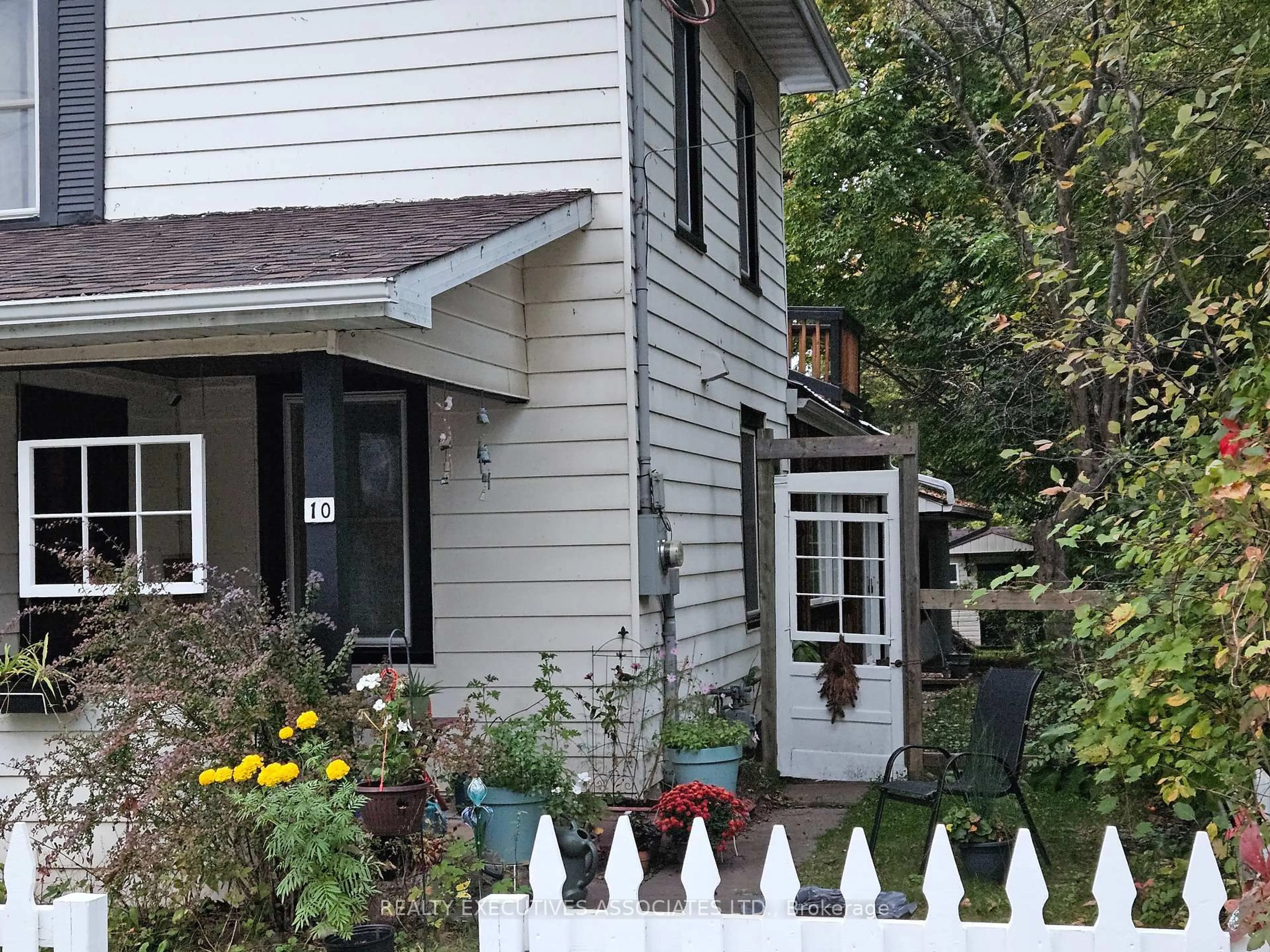 Home with vinyl exterior material, street for 10 Regent St, Selwyn Ontario K0L 2H0