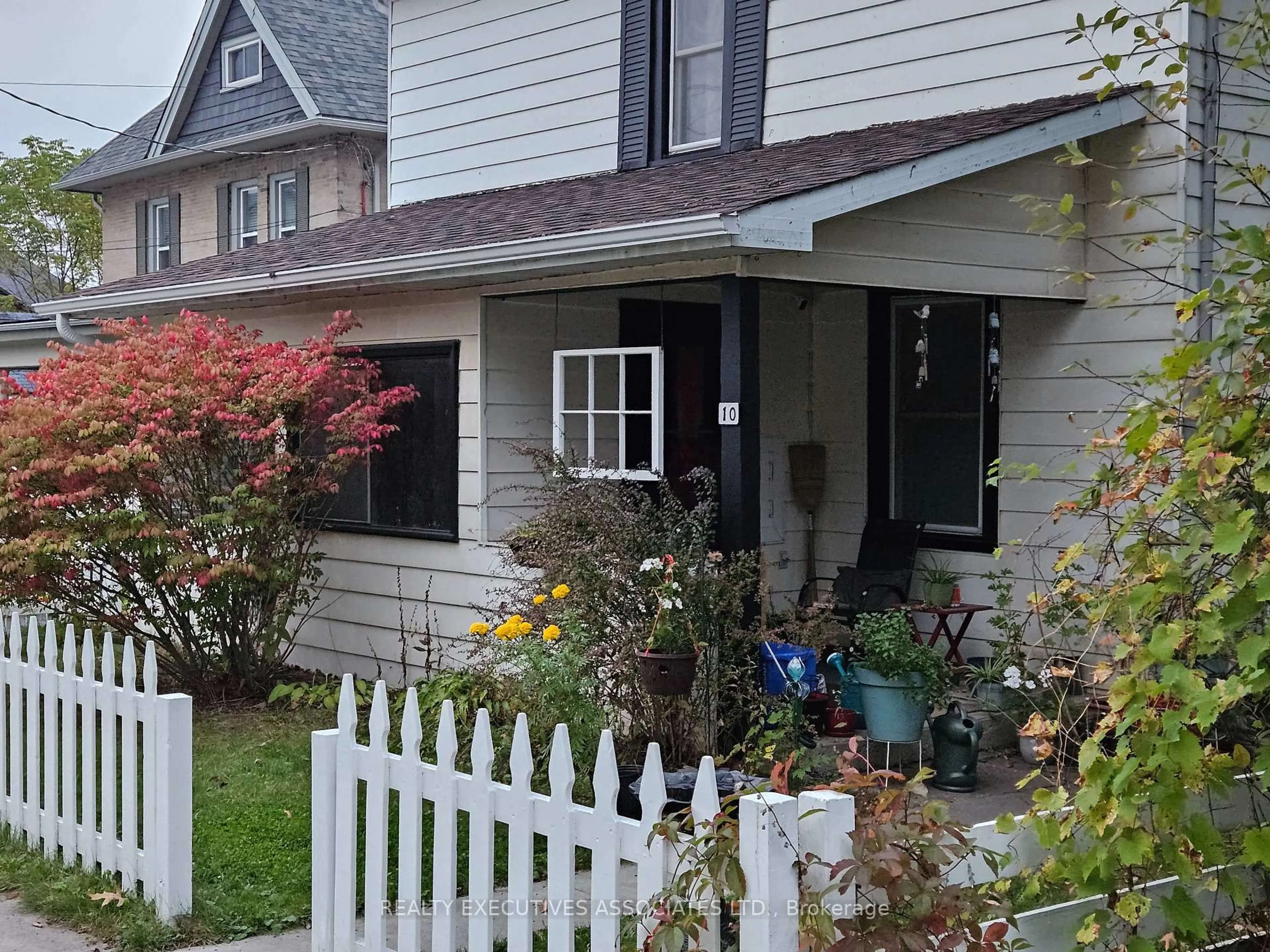 Home with vinyl exterior material, street for 10 Regent St, Selwyn Ontario K0L 2H0