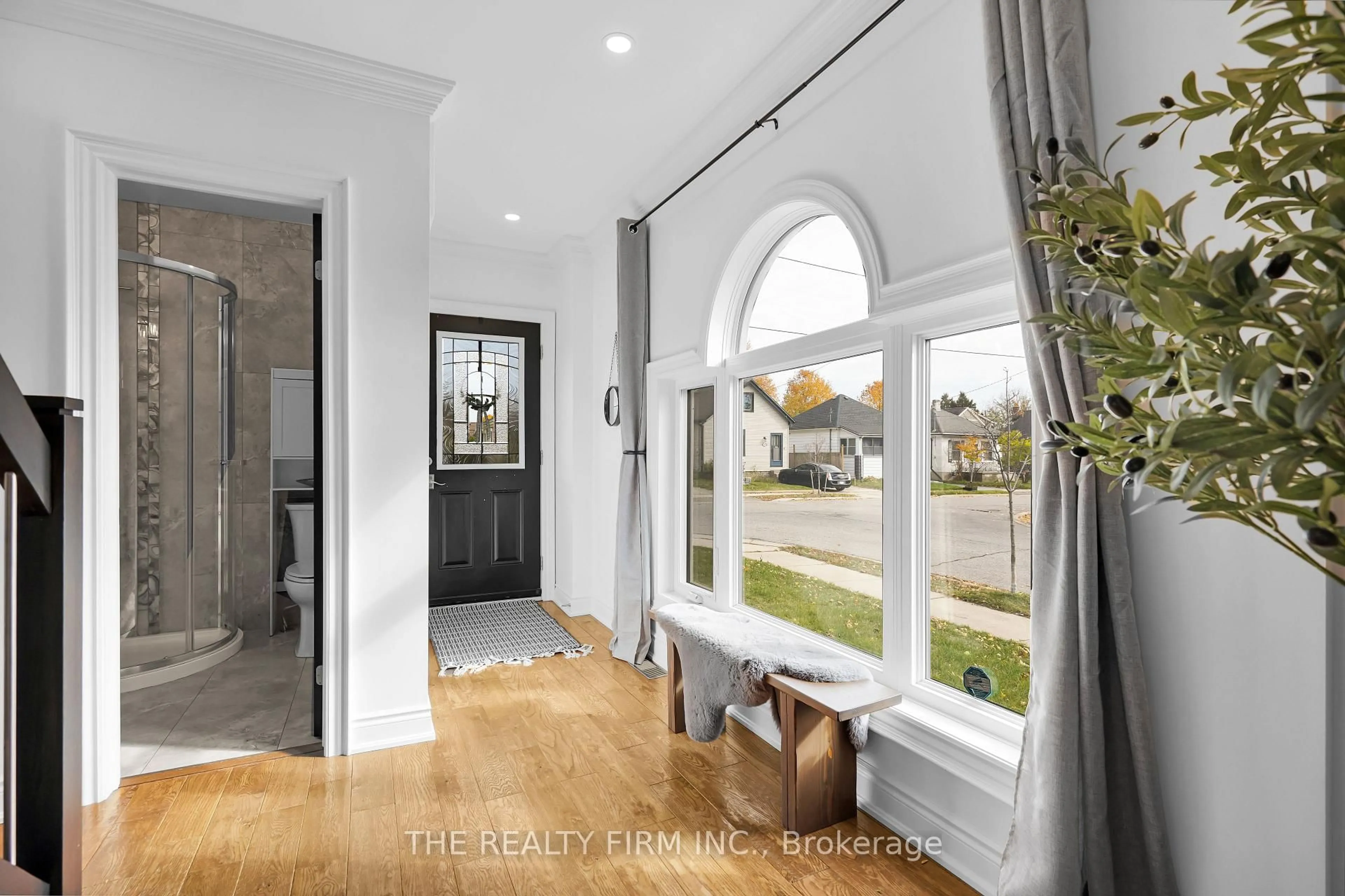 Indoor entryway for 145 Brisbin St, London East Ontario N5Z 2M2