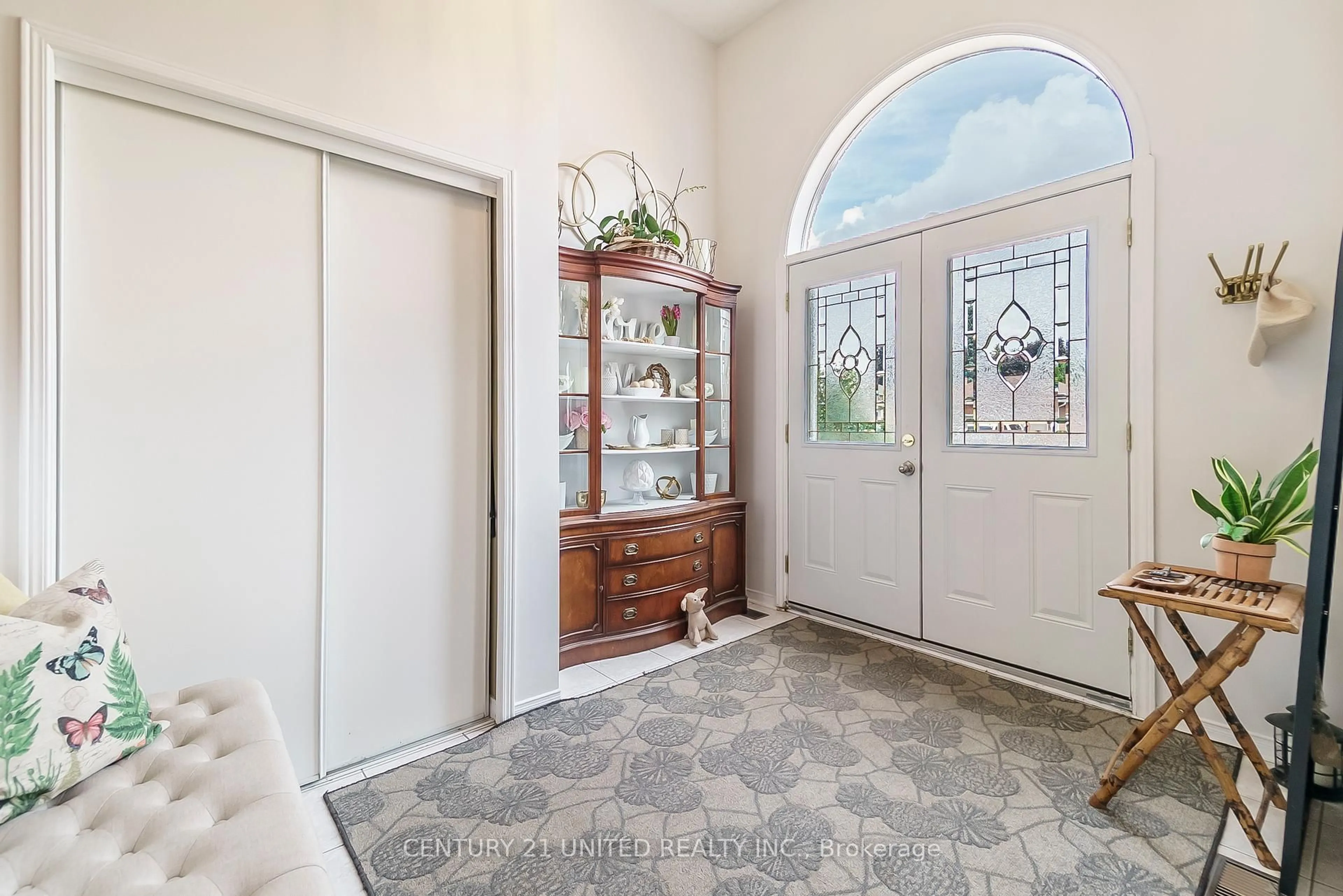 Indoor entryway for 1455 Glenforest Cres, Peterborough Ontario K9K 2J2