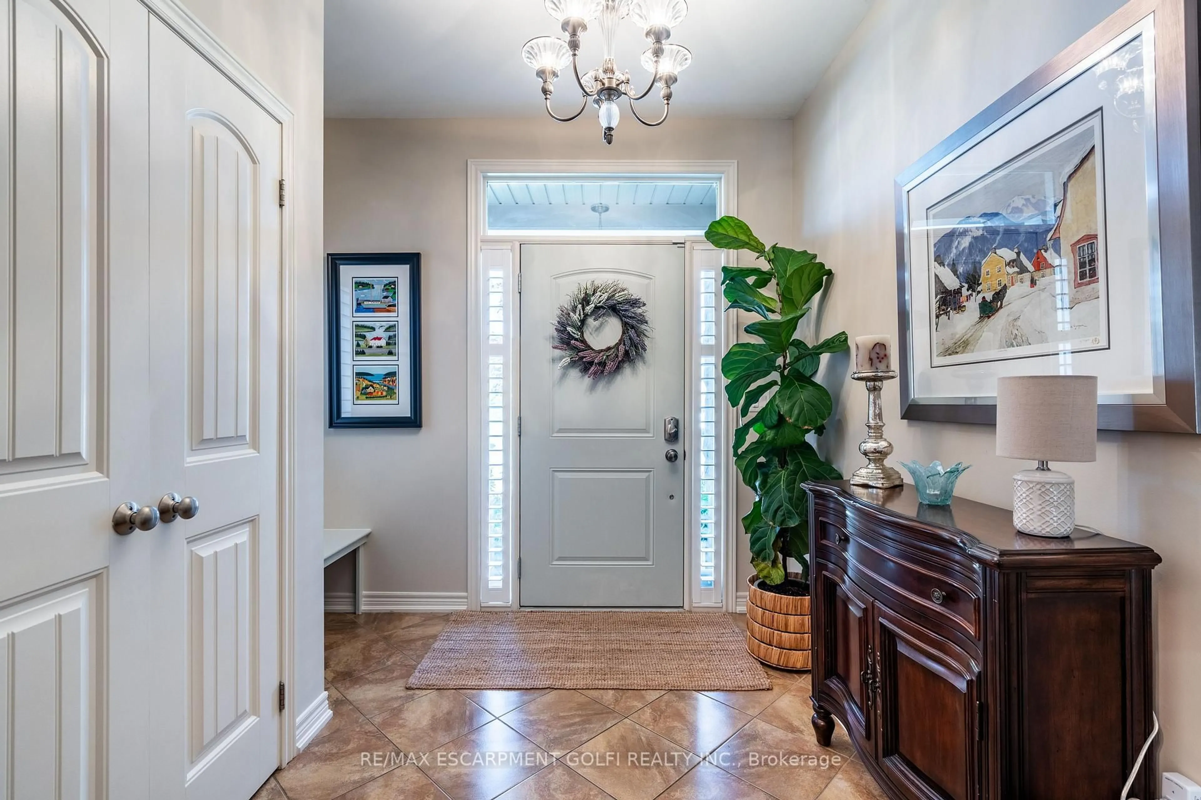 Indoor entryway for 56 Videl Cres, St. Catharines Ontario L2W 0A3