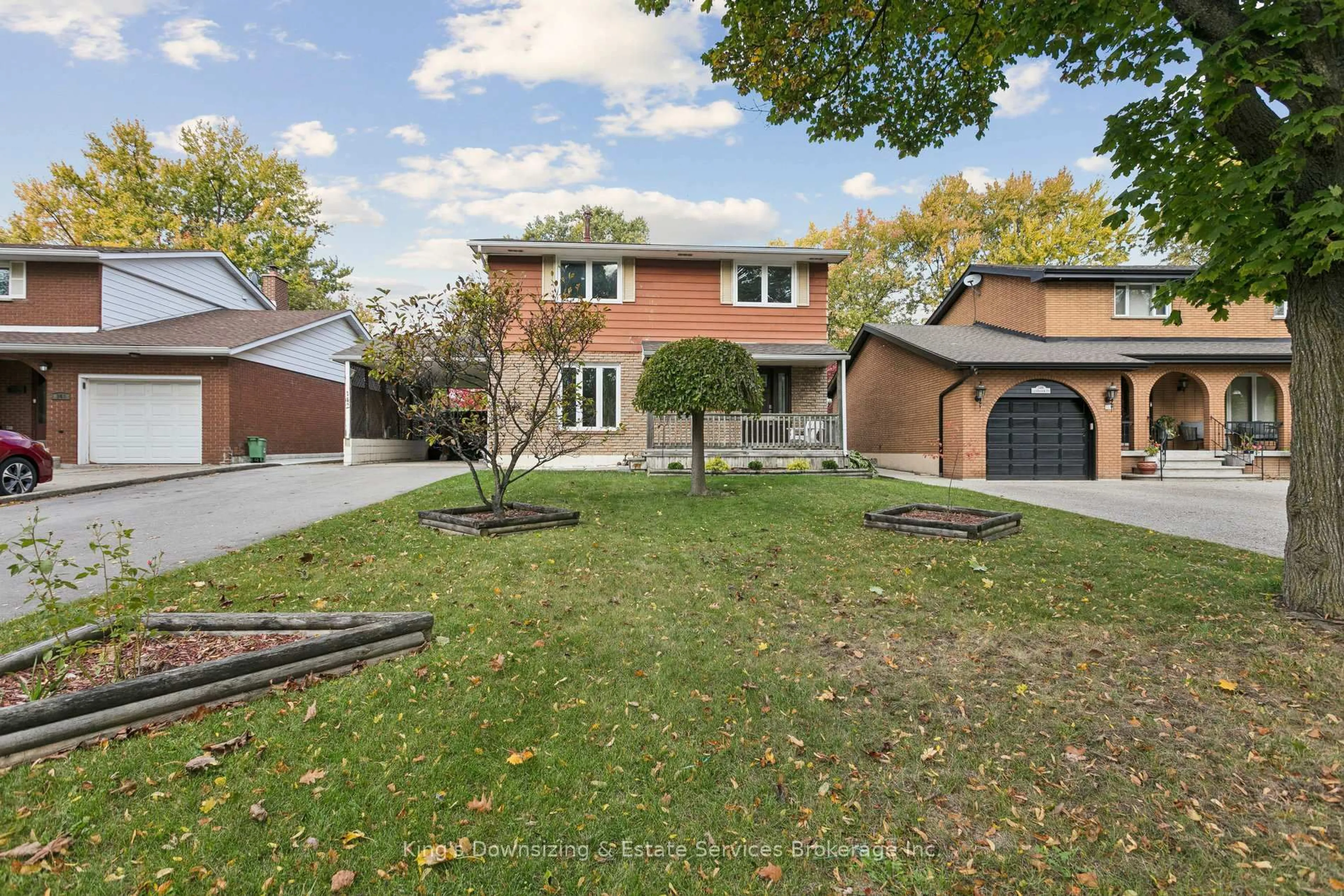 A pic from outside/outdoor area/front of a property/back of a property/a pic from drone, street for 142 Lynbrook Dr, Hamilton Ontario L9C 2K9
