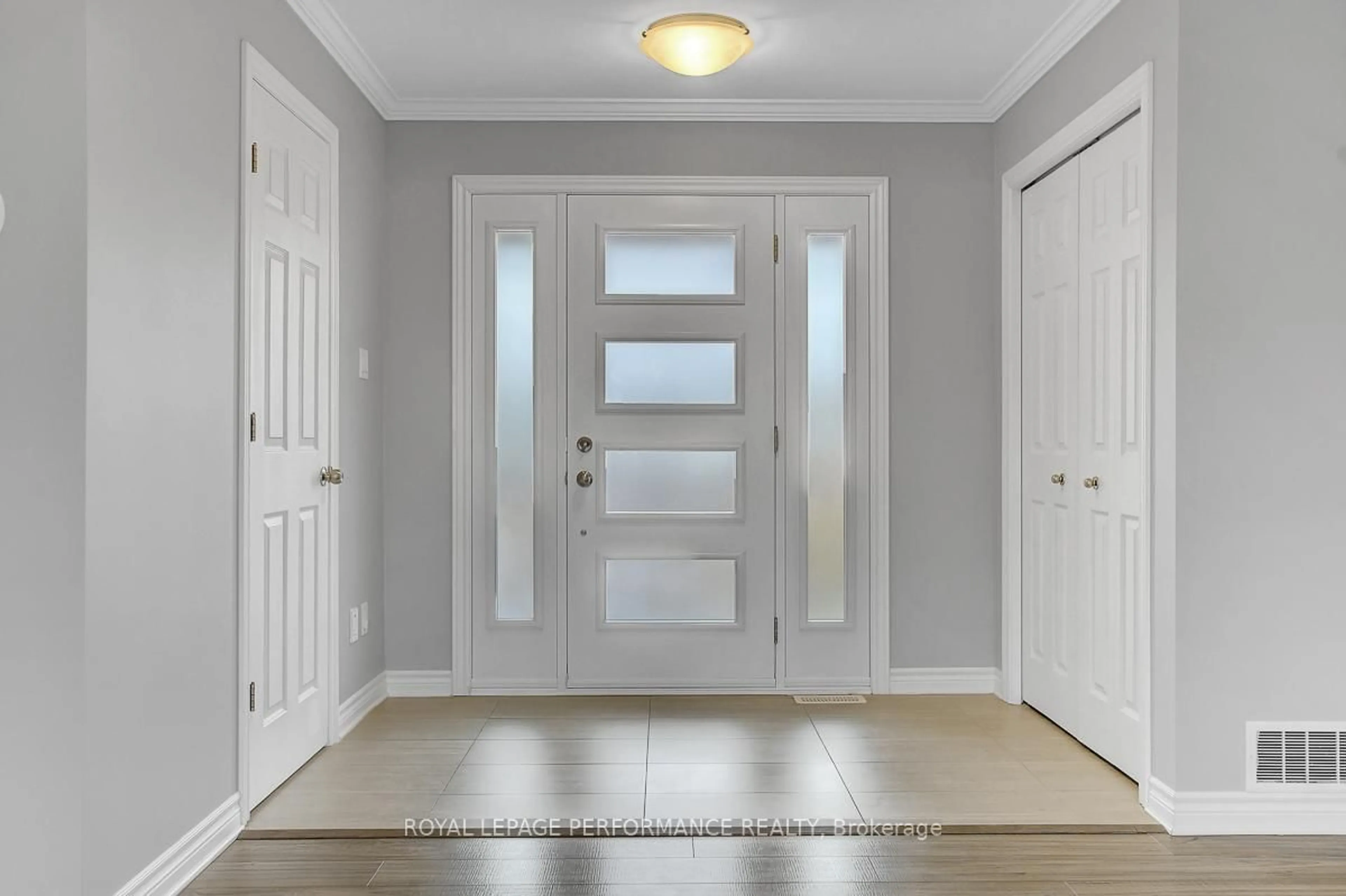 Indoor entryway for 29 Meadowlark St, Russell Ontario K4R 0B8