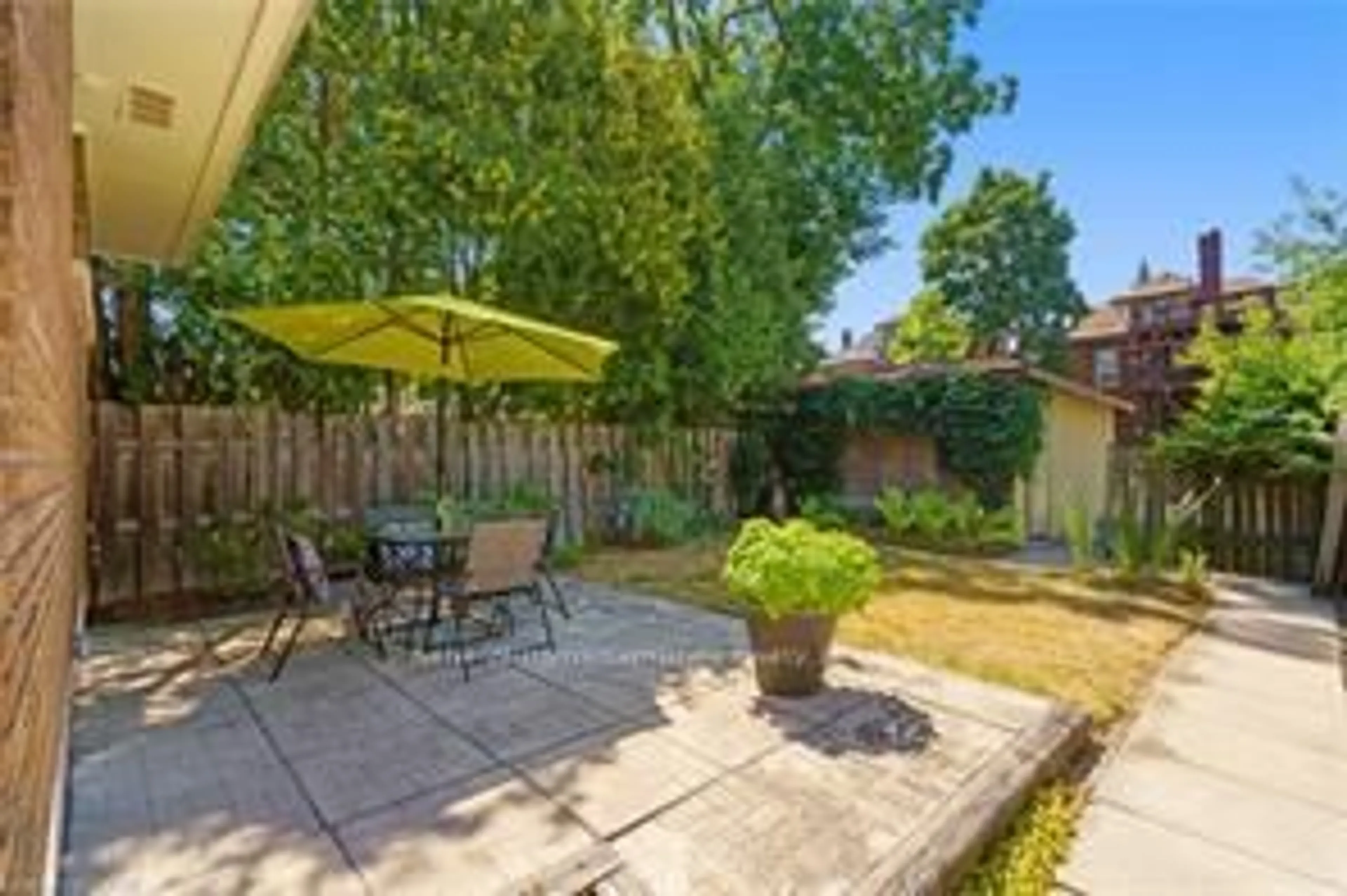 Patio, street for 161 Homewood Ave, Hamilton Ontario L8P 2M6