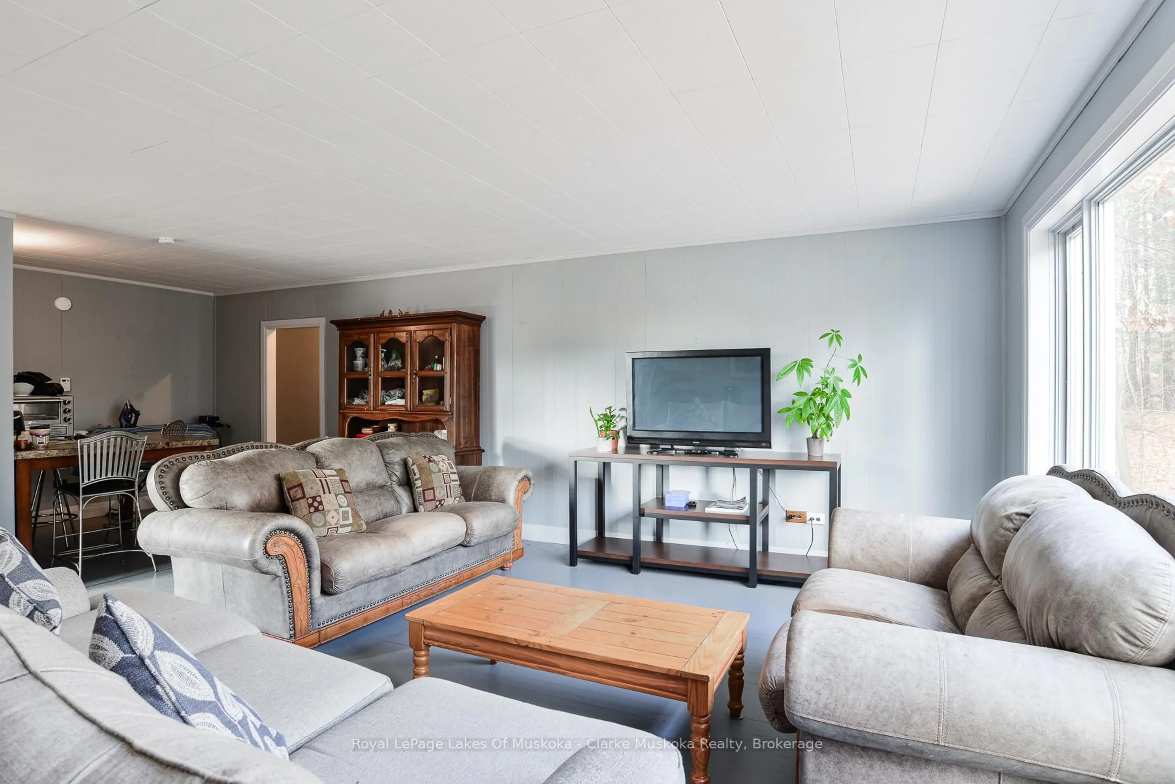 Living room with furniture, unknown for 2026 Peninsula Rd, Muskoka Lakes Ontario P0B 1G0