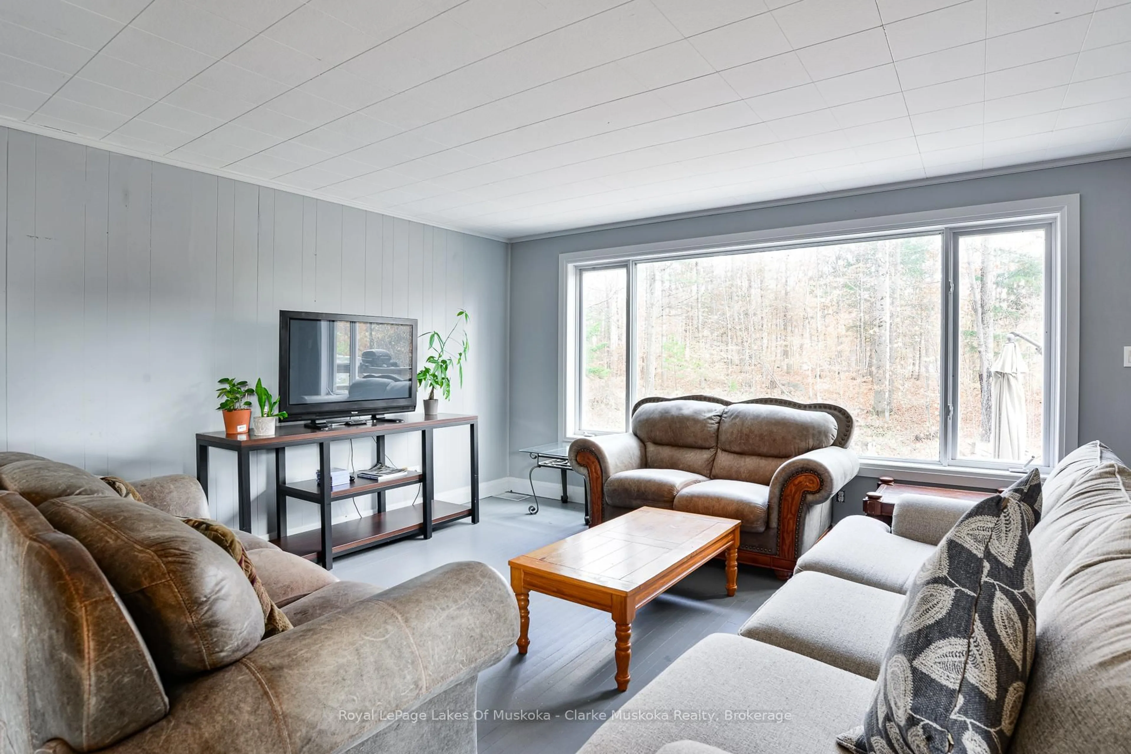 Living room with furniture, unknown for 2026 Peninsula Rd, Muskoka Lakes Ontario P0B 1G0