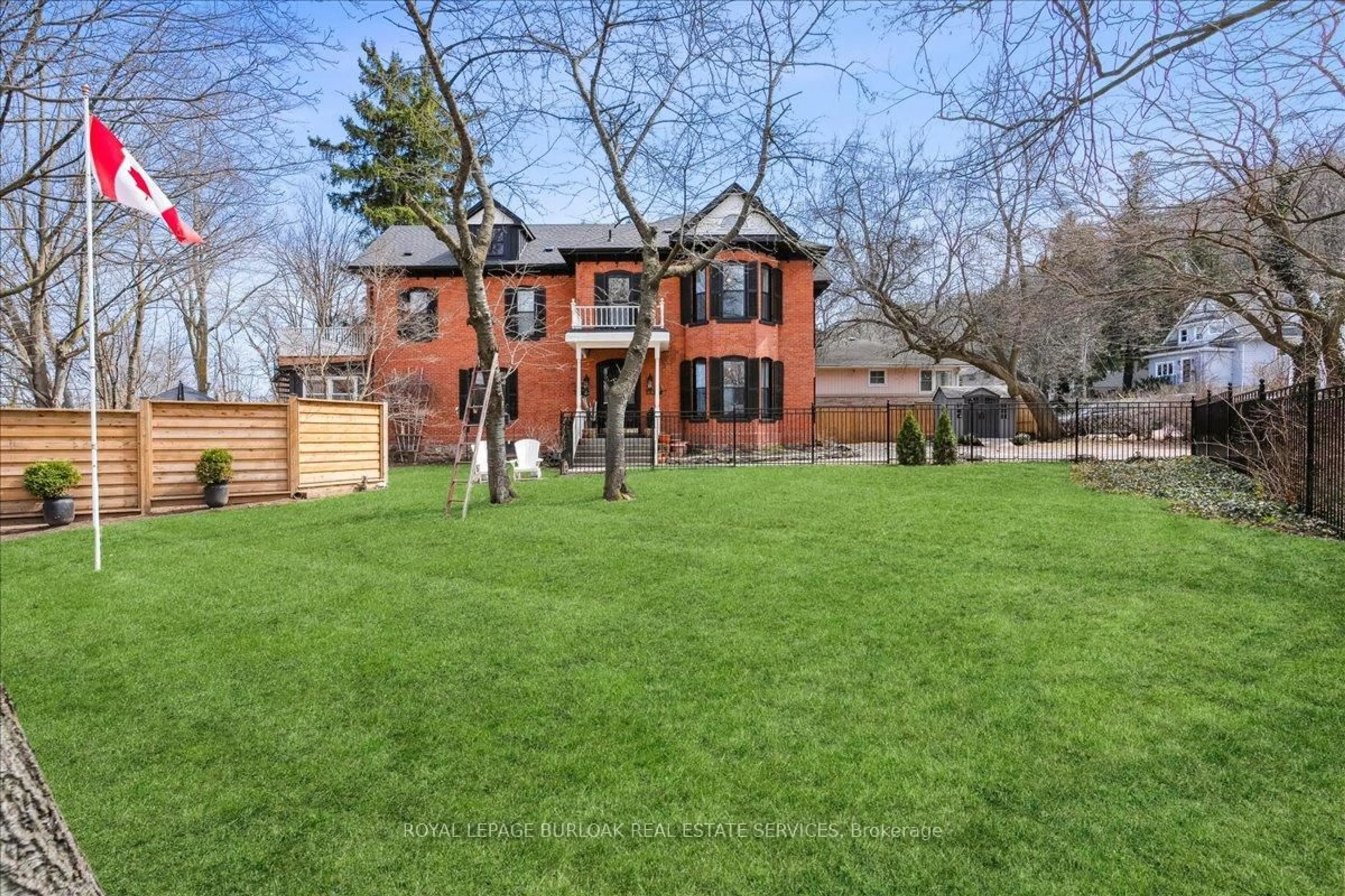 A pic from outside/outdoor area/front of a property/back of a property/a pic from drone, street for 123 Main St, Grimsby Ontario L3M 1R9