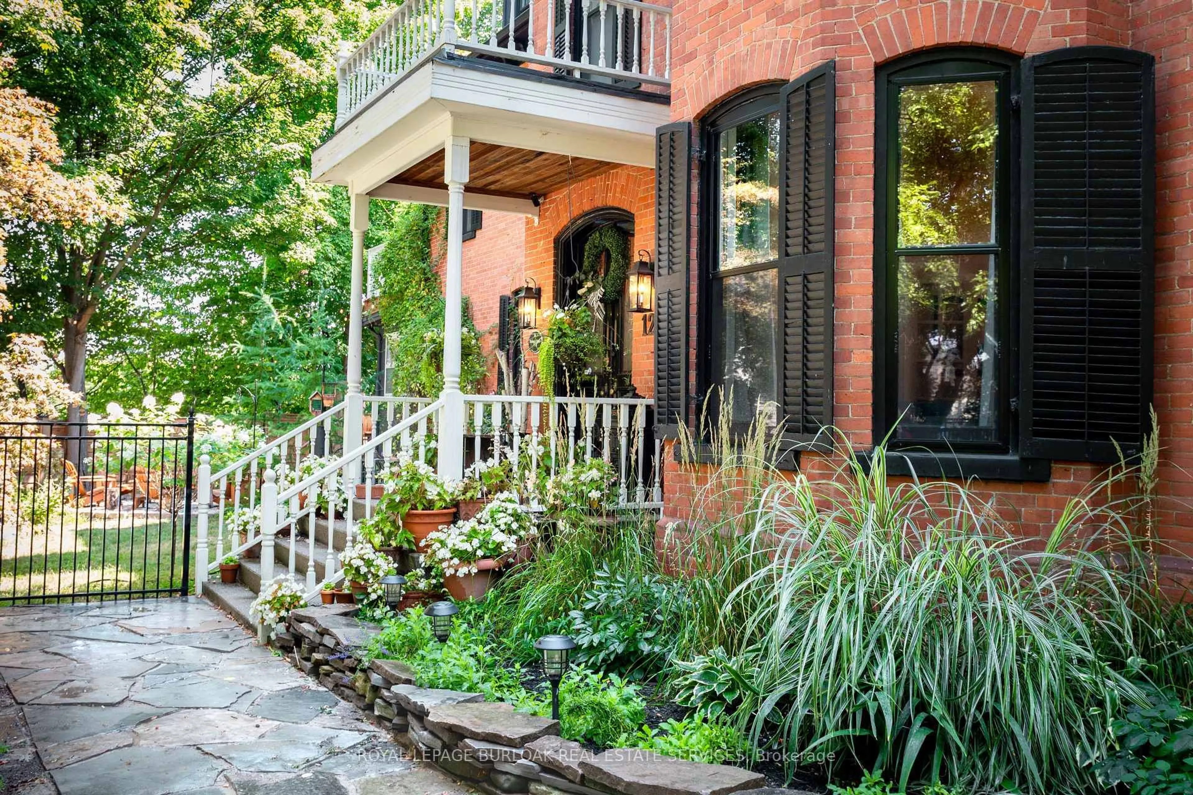 Home with brick exterior material, street for 123 Main St, Grimsby Ontario L3M 1R9