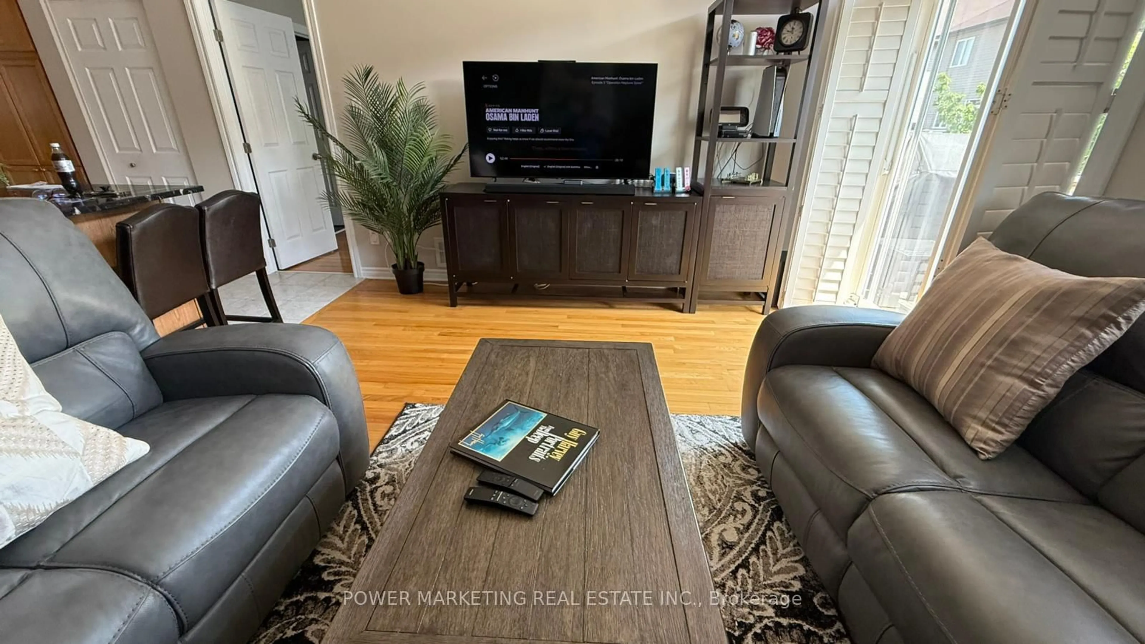 Living room with furniture, wood/laminate floor for 192 FELICITY Cres, Ottawa Ontario K1W 0C2
