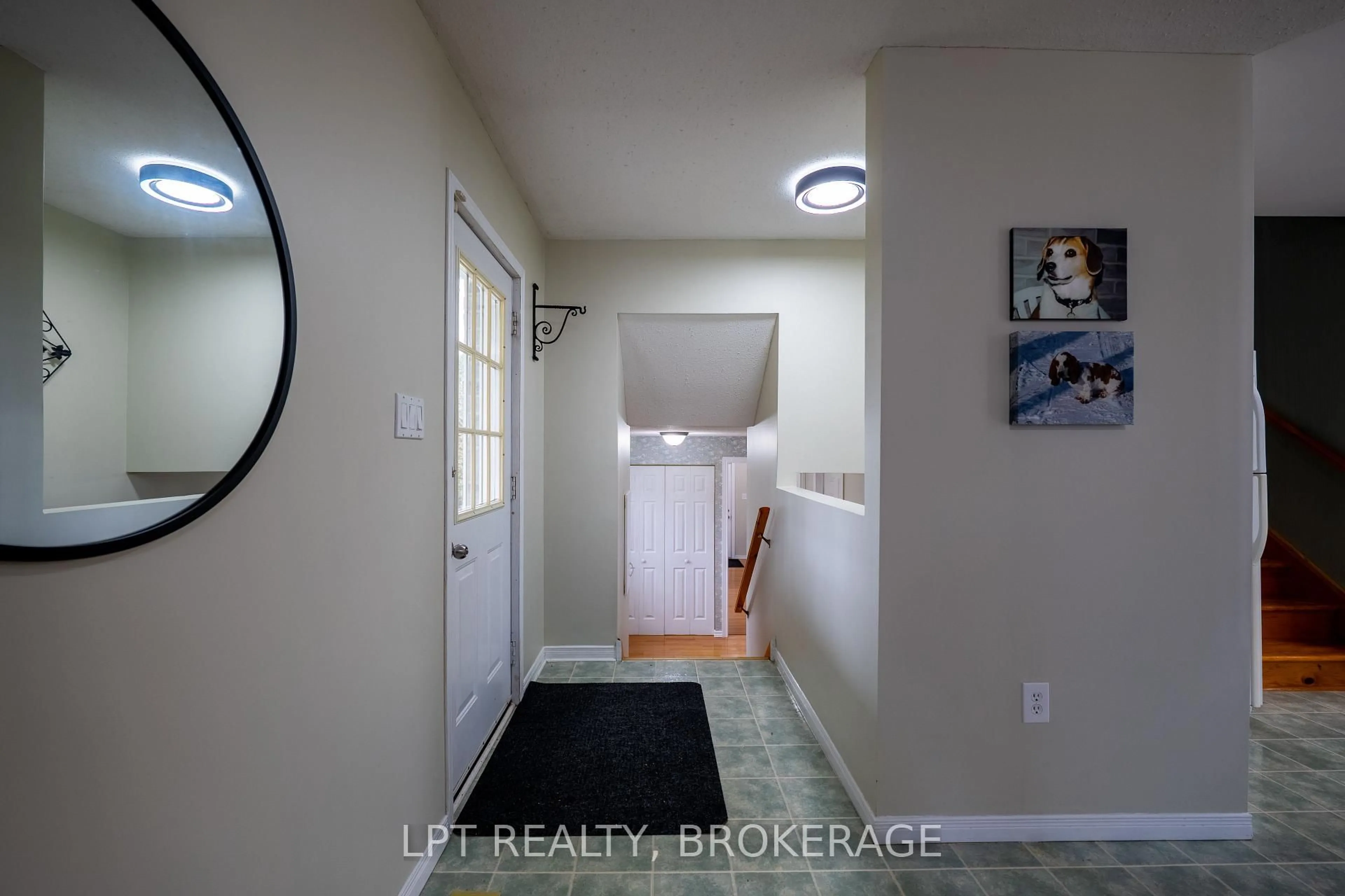 Indoor entryway for 2202 Sands Rd, Battersea Ontario K0H 1H0