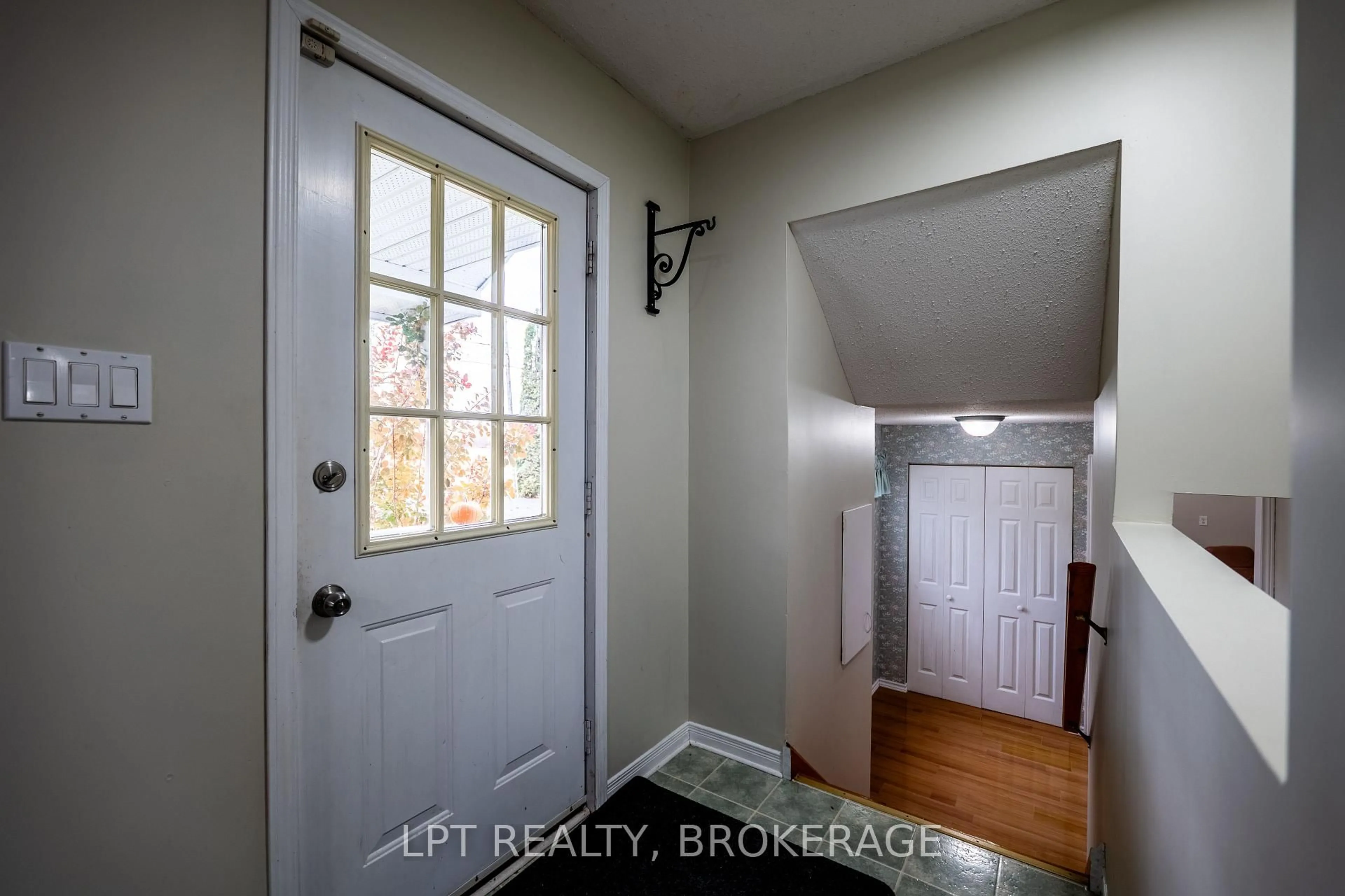 Indoor entryway for 2202 Sands Rd, Battersea Ontario K0H 1H0