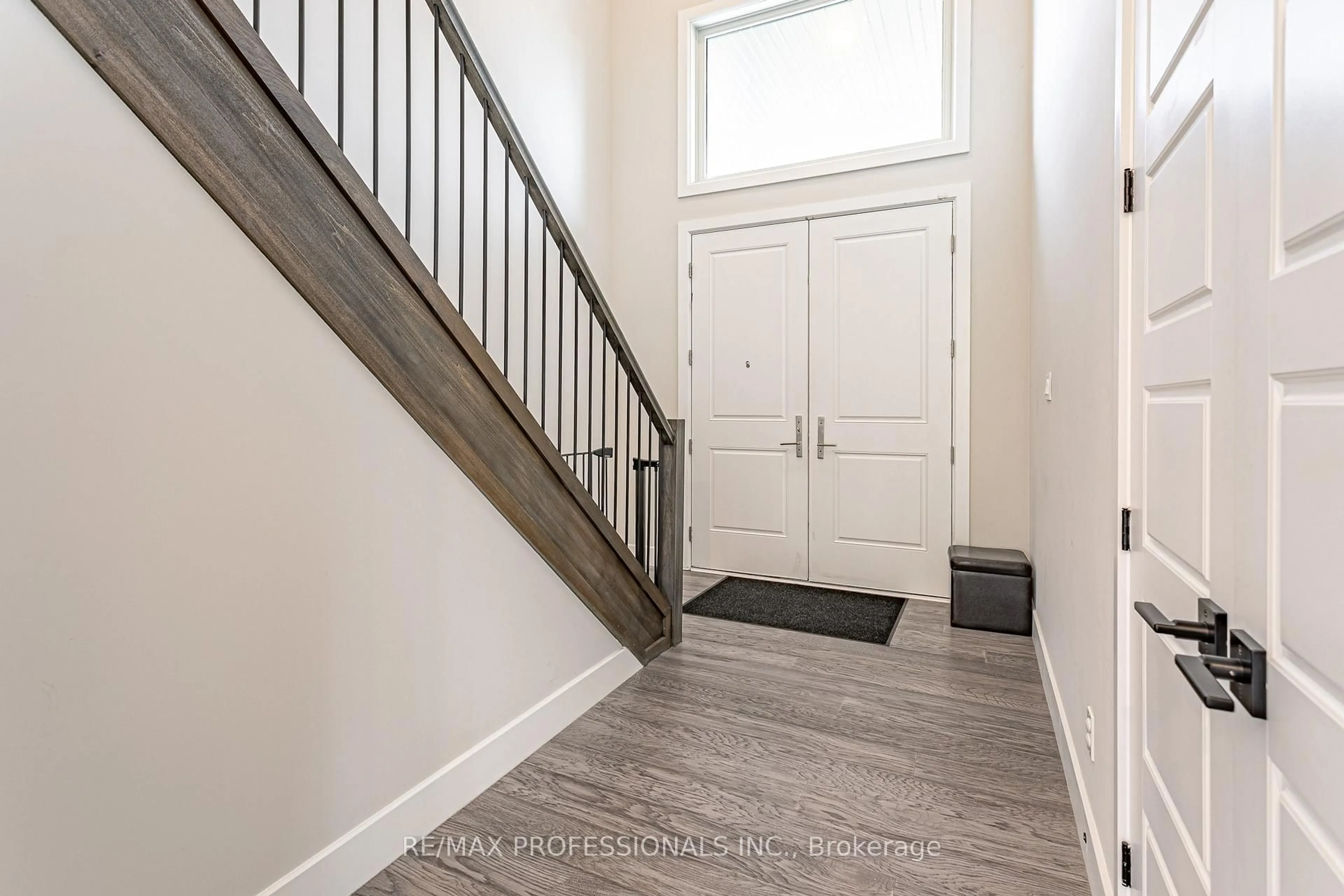 Indoor entryway for 3328 Oriole Dr, London South Ontario N6M 0K1