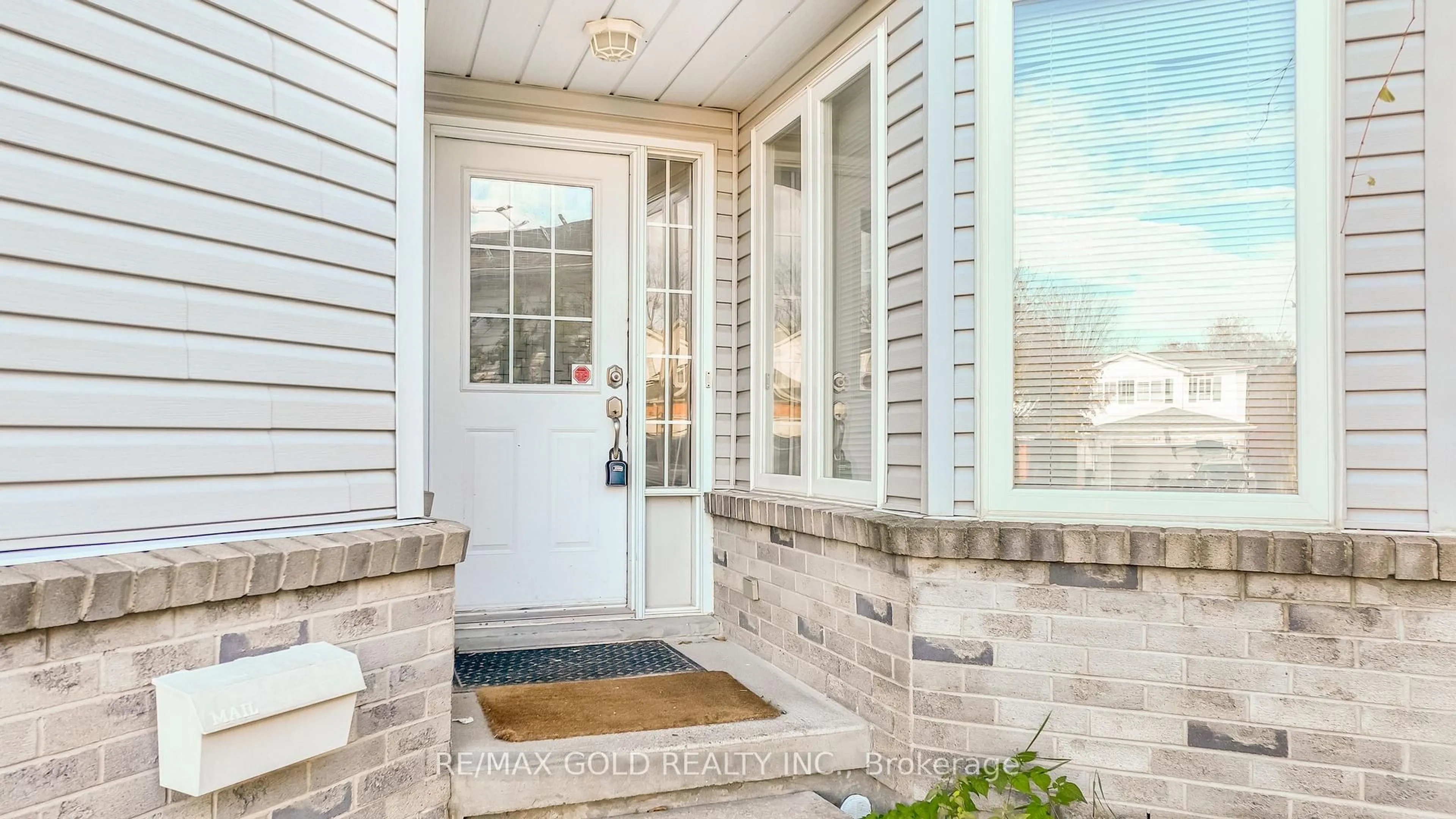 Indoor entryway for 317 Bankside Dr, Kitchener Ontario N2N 3K2