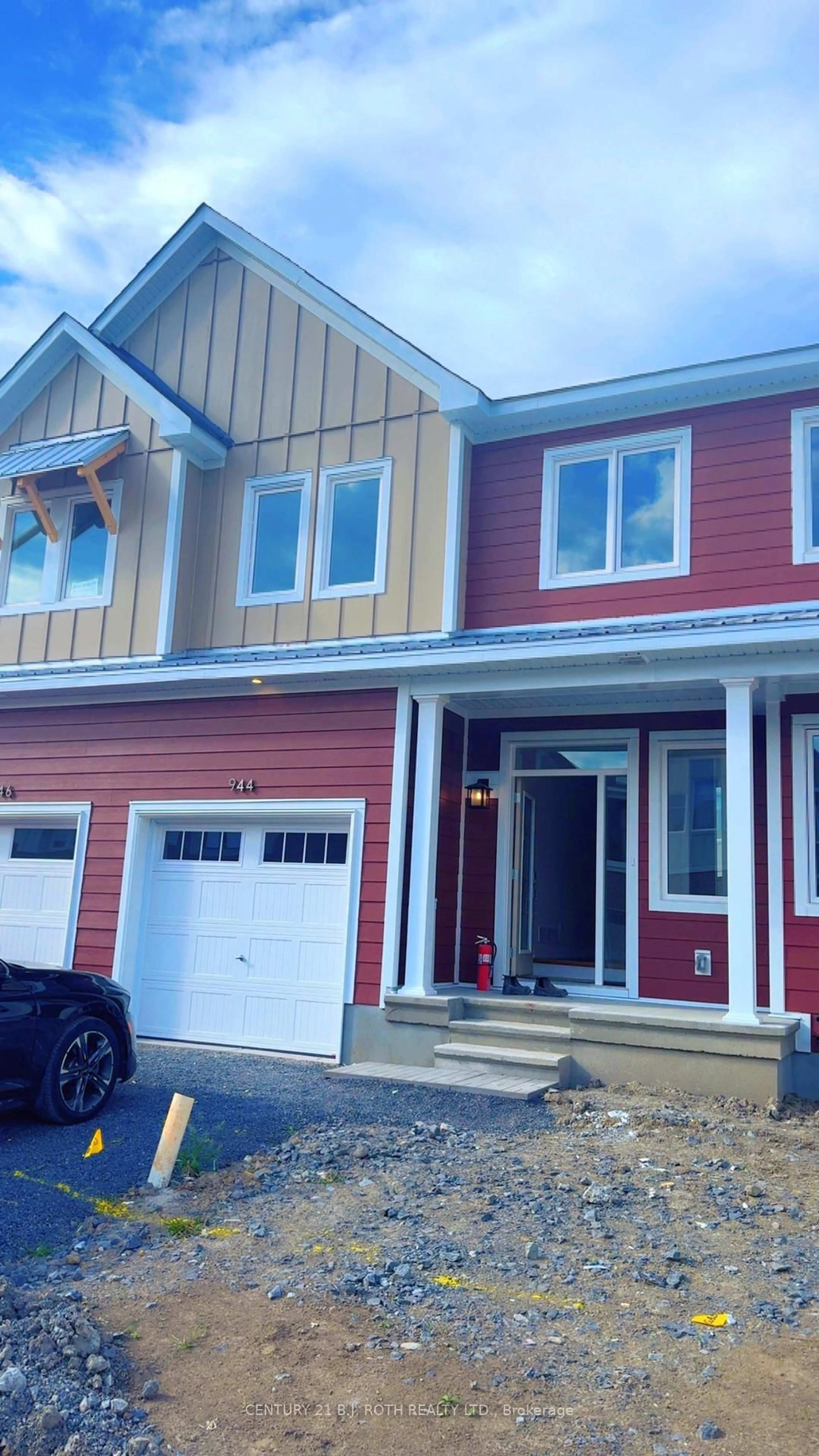 Home with vinyl exterior material, street for 944 Seagrave Lane, Richmond Ontario K0A 2Z0