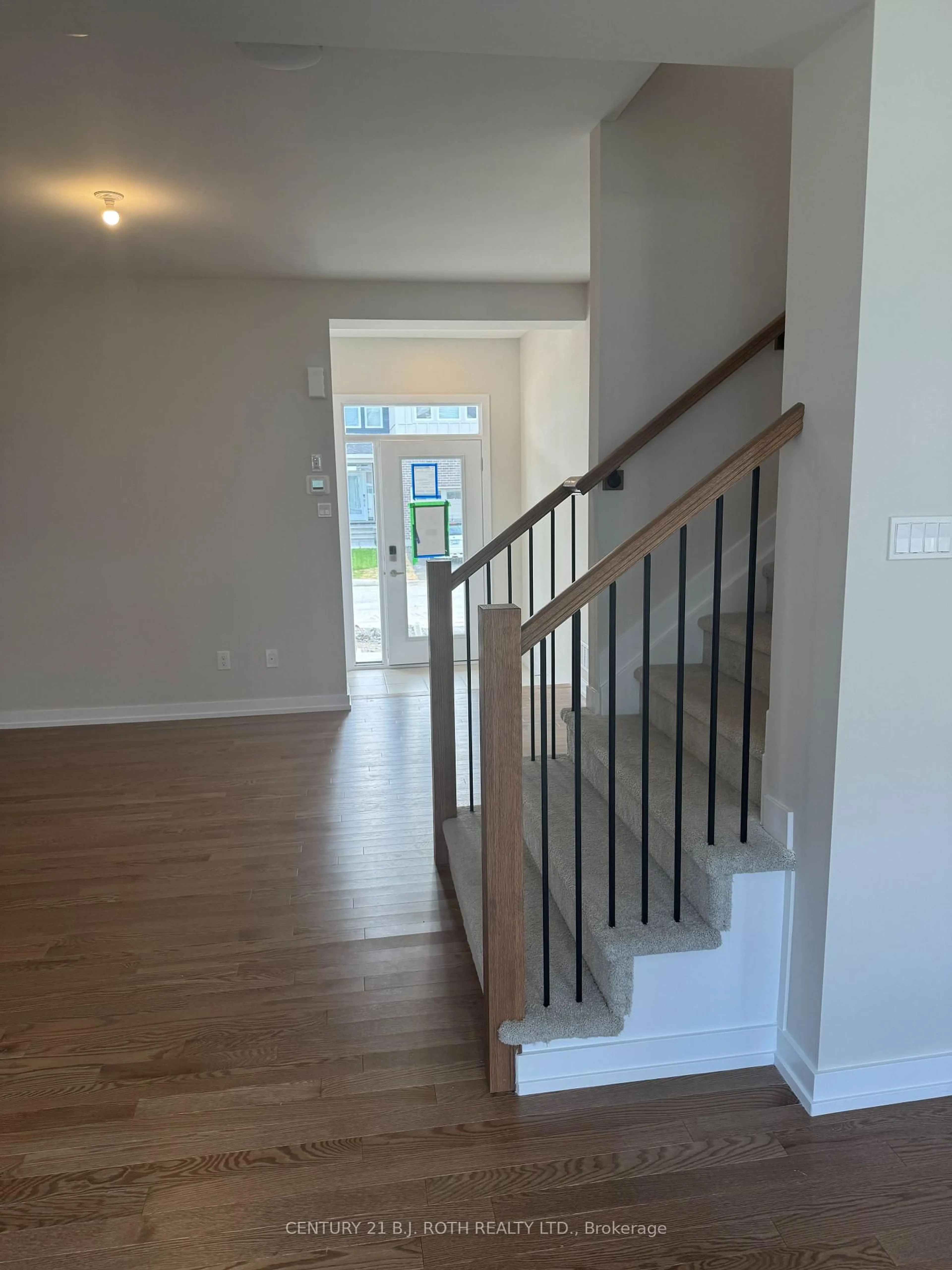 Indoor foyer for 944 Seagrave Lane, Richmond Ontario K0A 2Z0