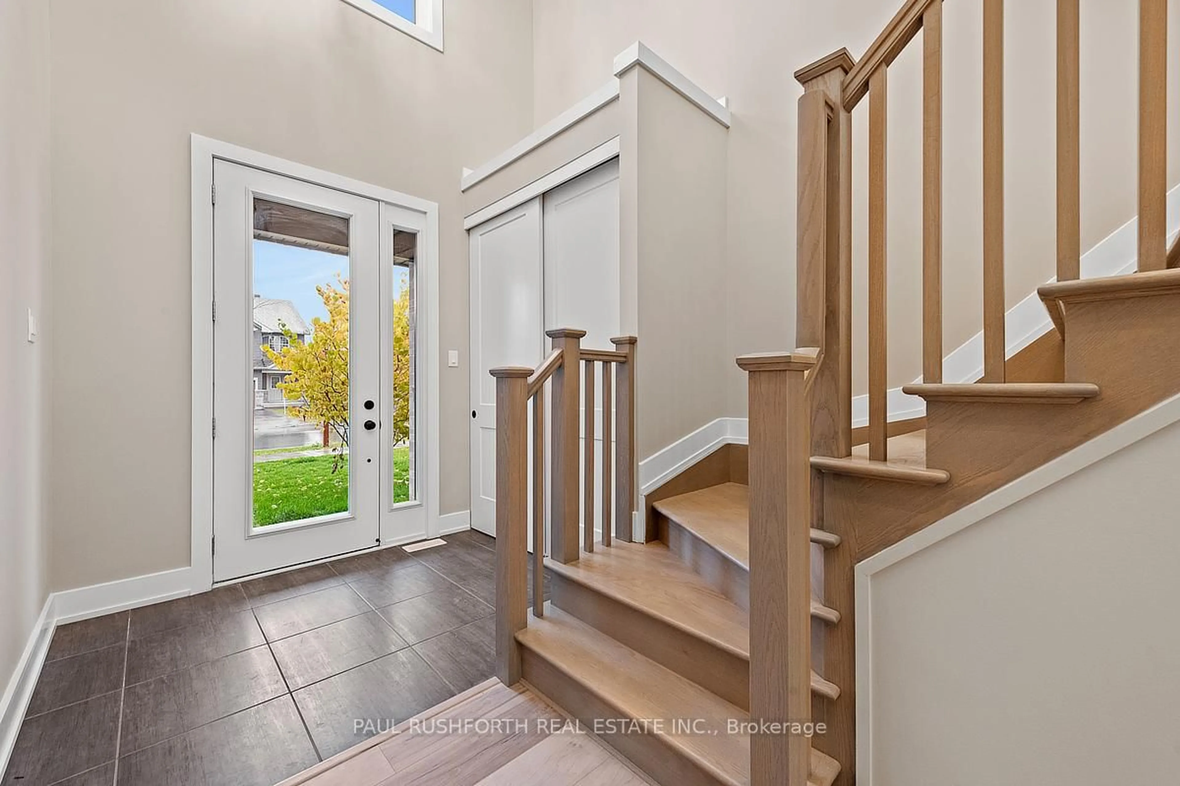 Indoor entryway for 123 Chandelle Private, Carp Ontario K0A 1L0