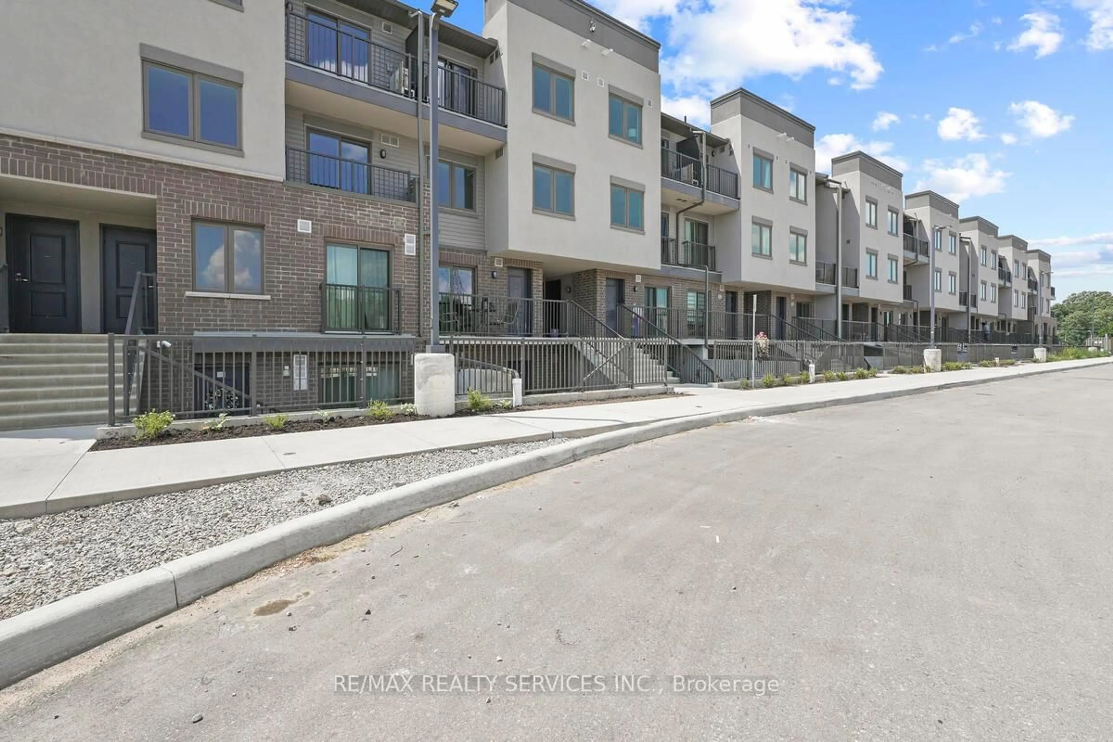 Patio, street for 370 Fisher Mills Rd #C62, Cambridge Ontario L5L 0B8