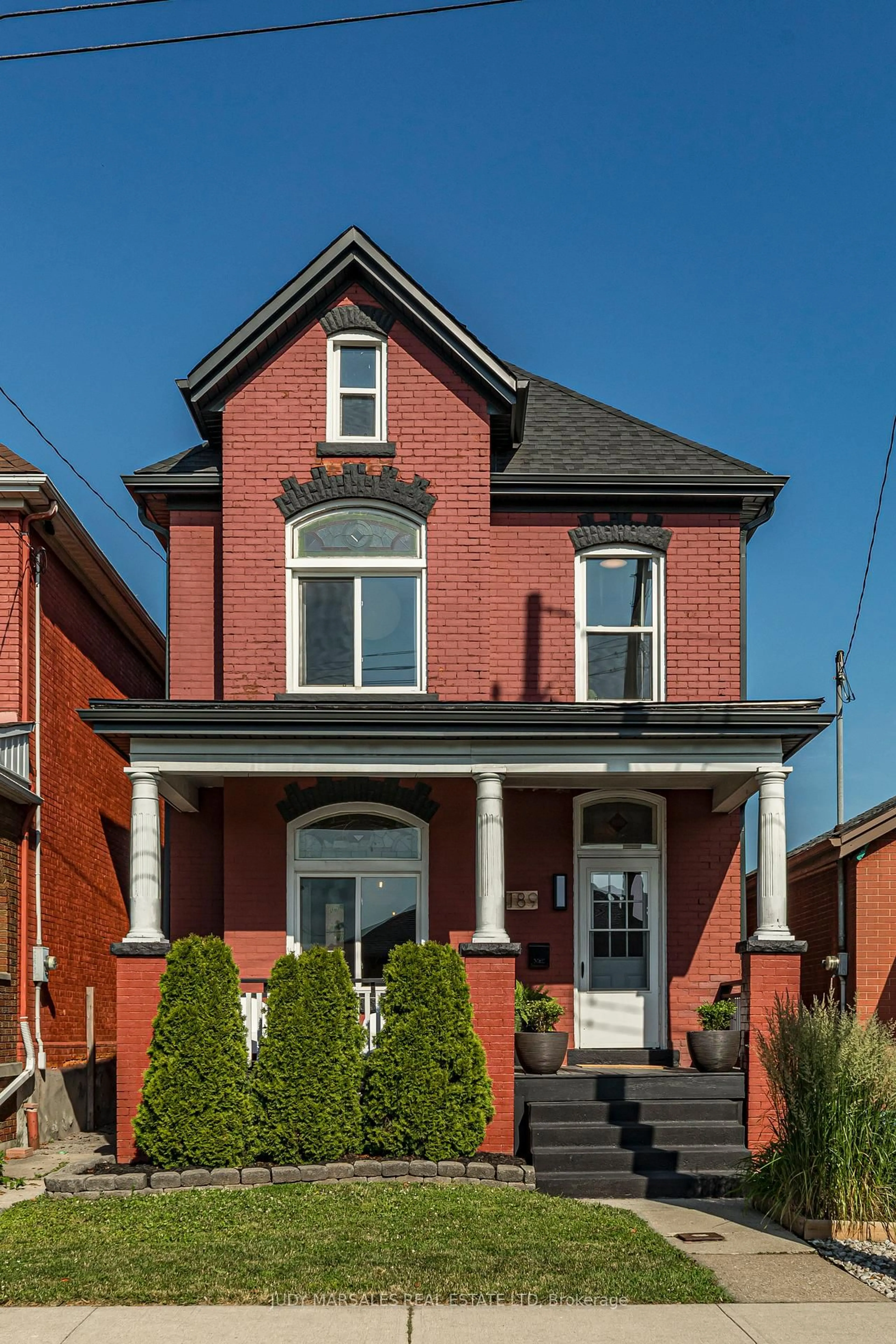 Home with brick exterior material, street for 189 West Ave, Hamilton Ontario L8L 5C7
