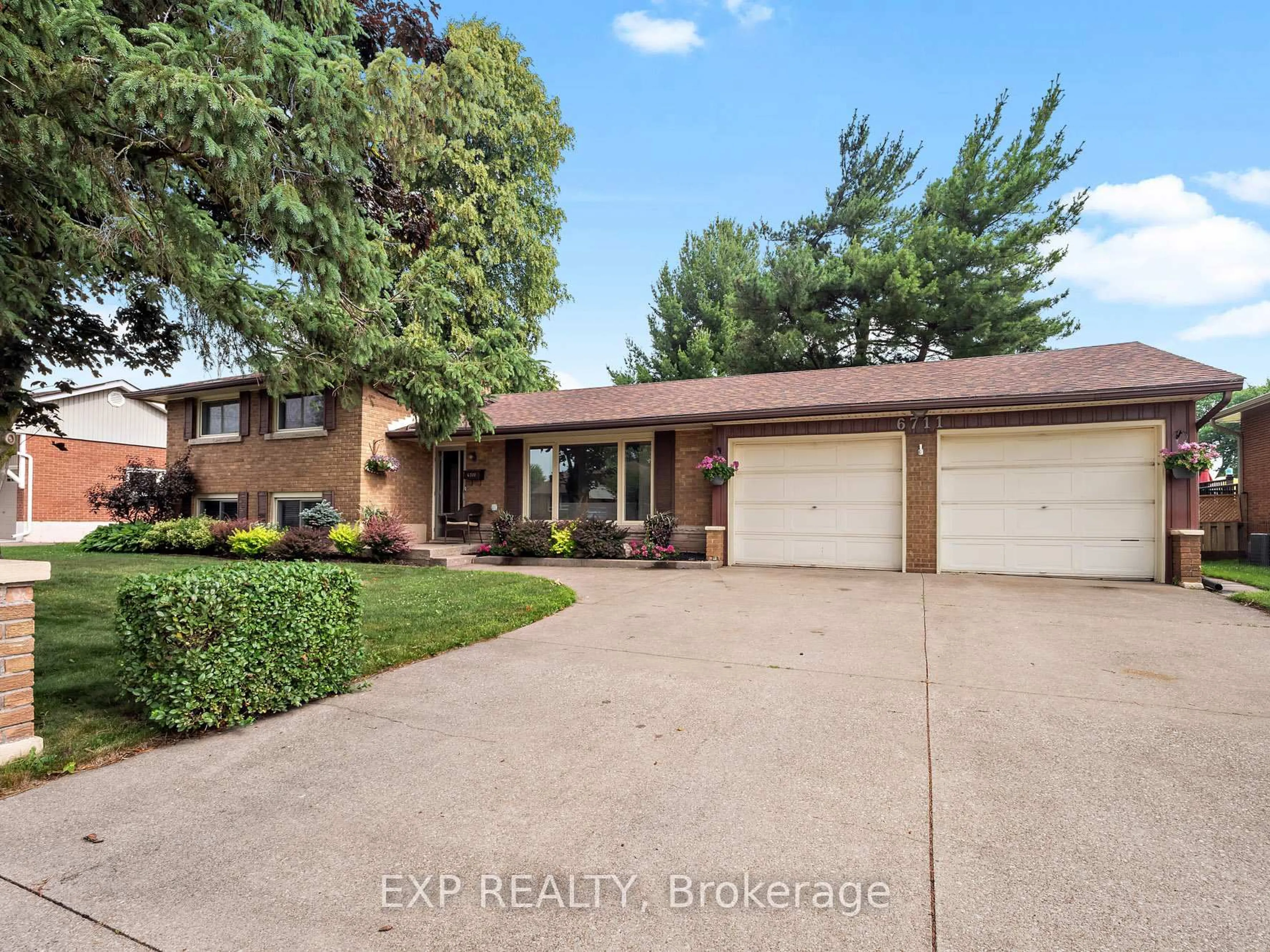 Home with brick exterior material, street for 6711 MCMICKING St, Niagara Falls Ontario L2J 1X5