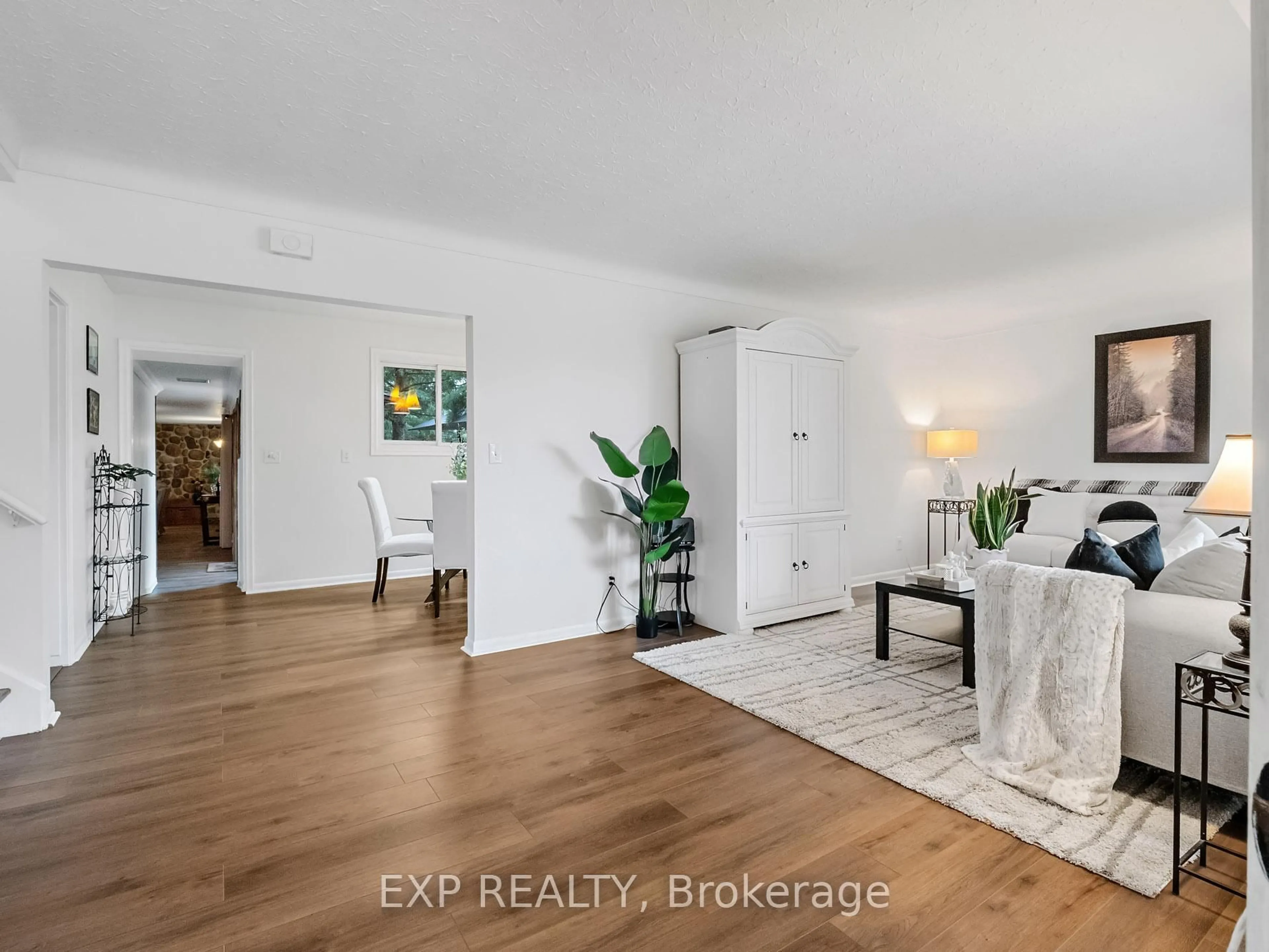 Indoor entryway for 6711 MCMICKING St, Niagara Falls Ontario L2J 1X5