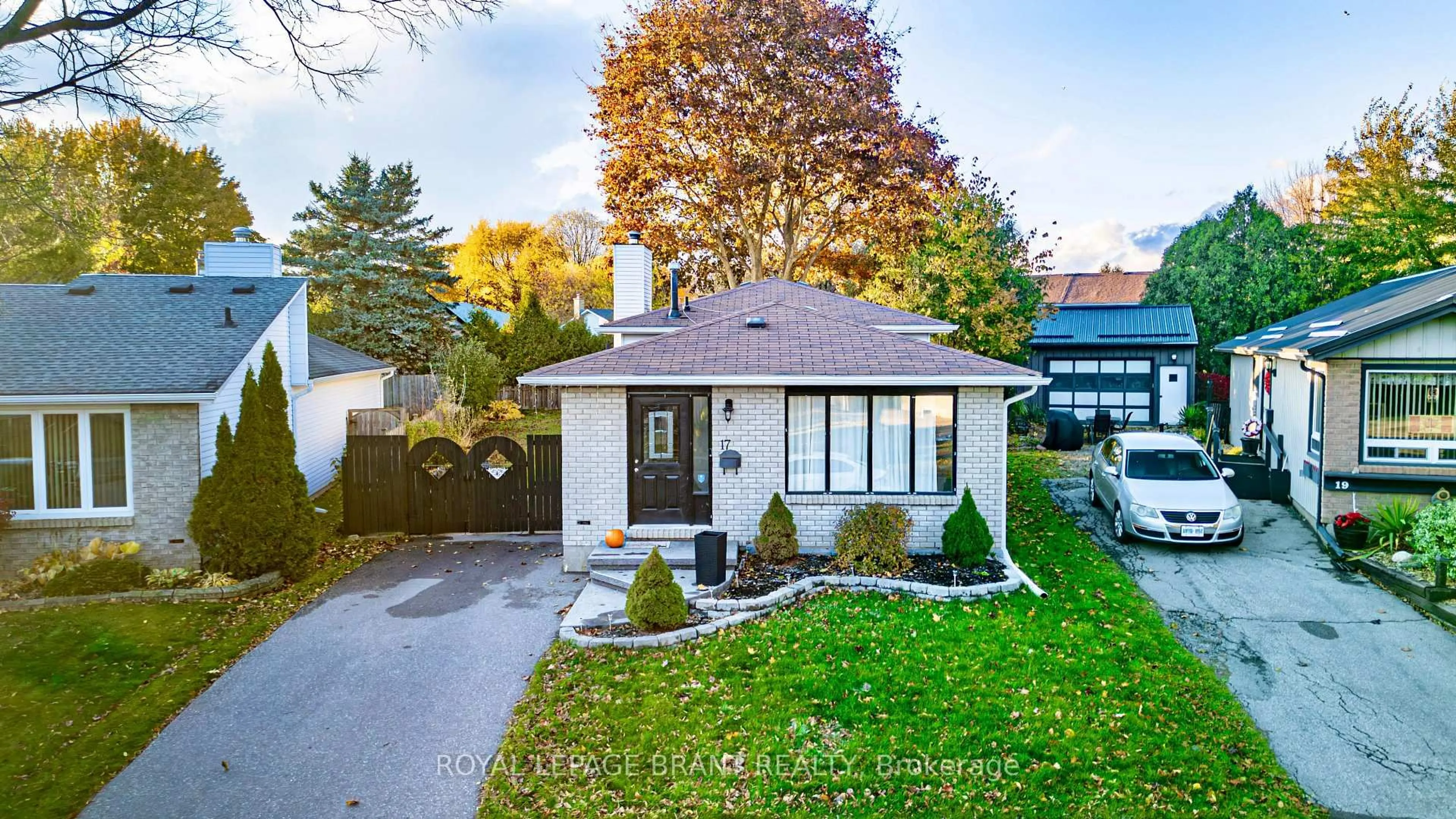 A pic from outside/outdoor area/front of a property/back of a property/a pic from drone, street for 17 Kanata Cres, Brantford Ontario N3R 7E8