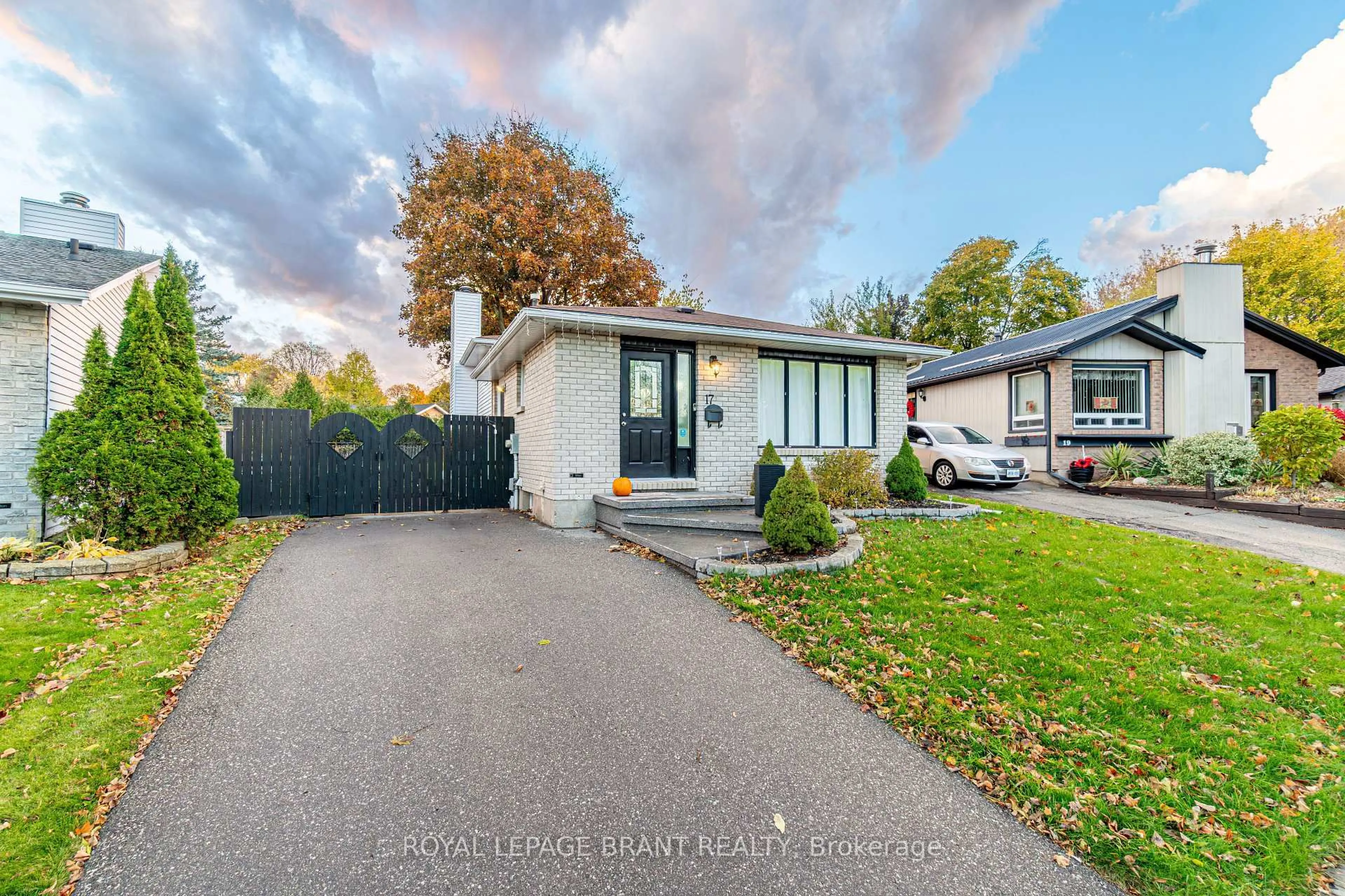 A pic from outside/outdoor area/front of a property/back of a property/a pic from drone, street for 17 Kanata Cres, Brantford Ontario N3R 7E8