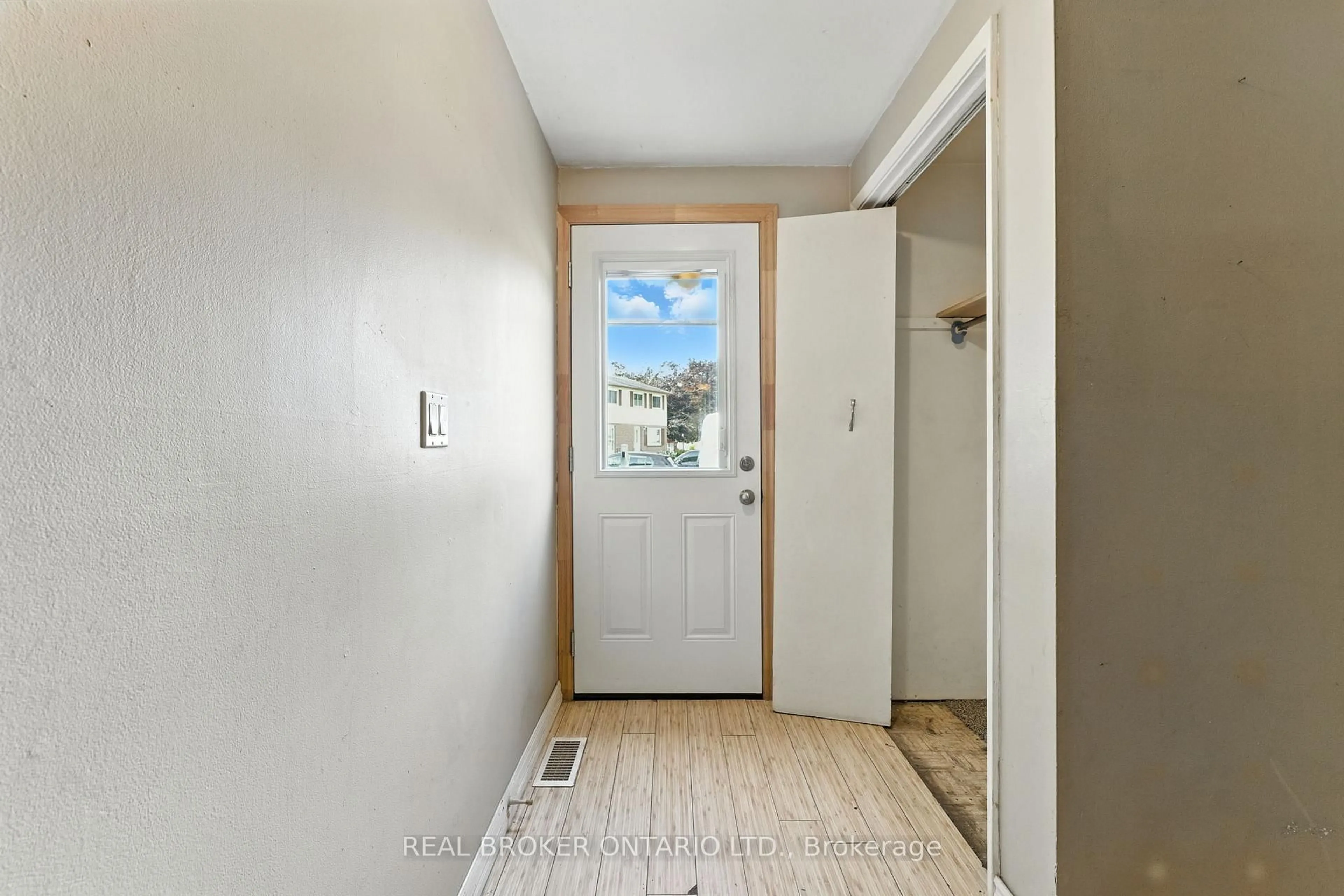 Indoor entryway for 258 Richardson Dr #U6, Norfolk Ontario N0A 1N4