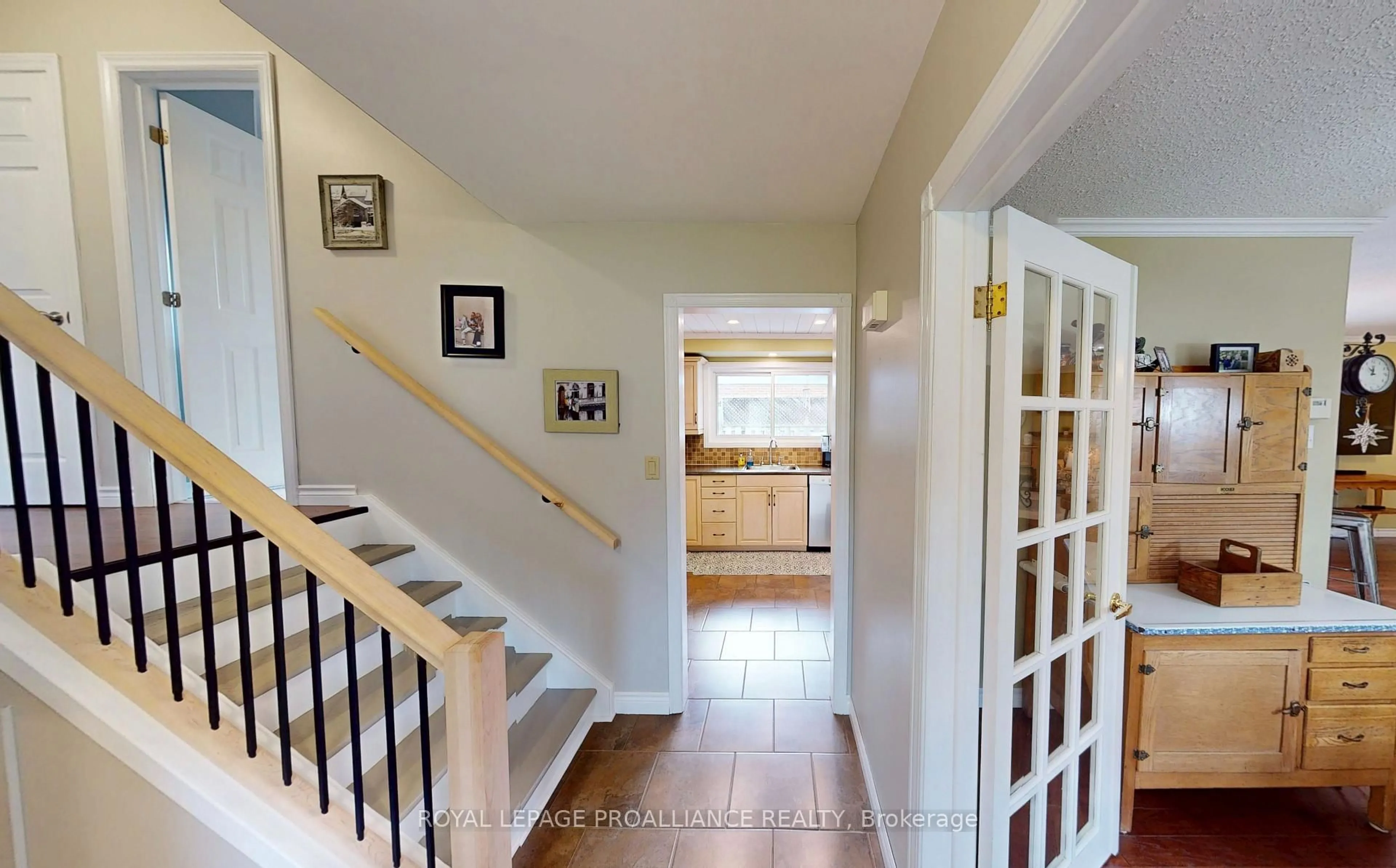 Indoor entryway for 11 Stavebank Rd, Belleville Ontario K8P 2N7
