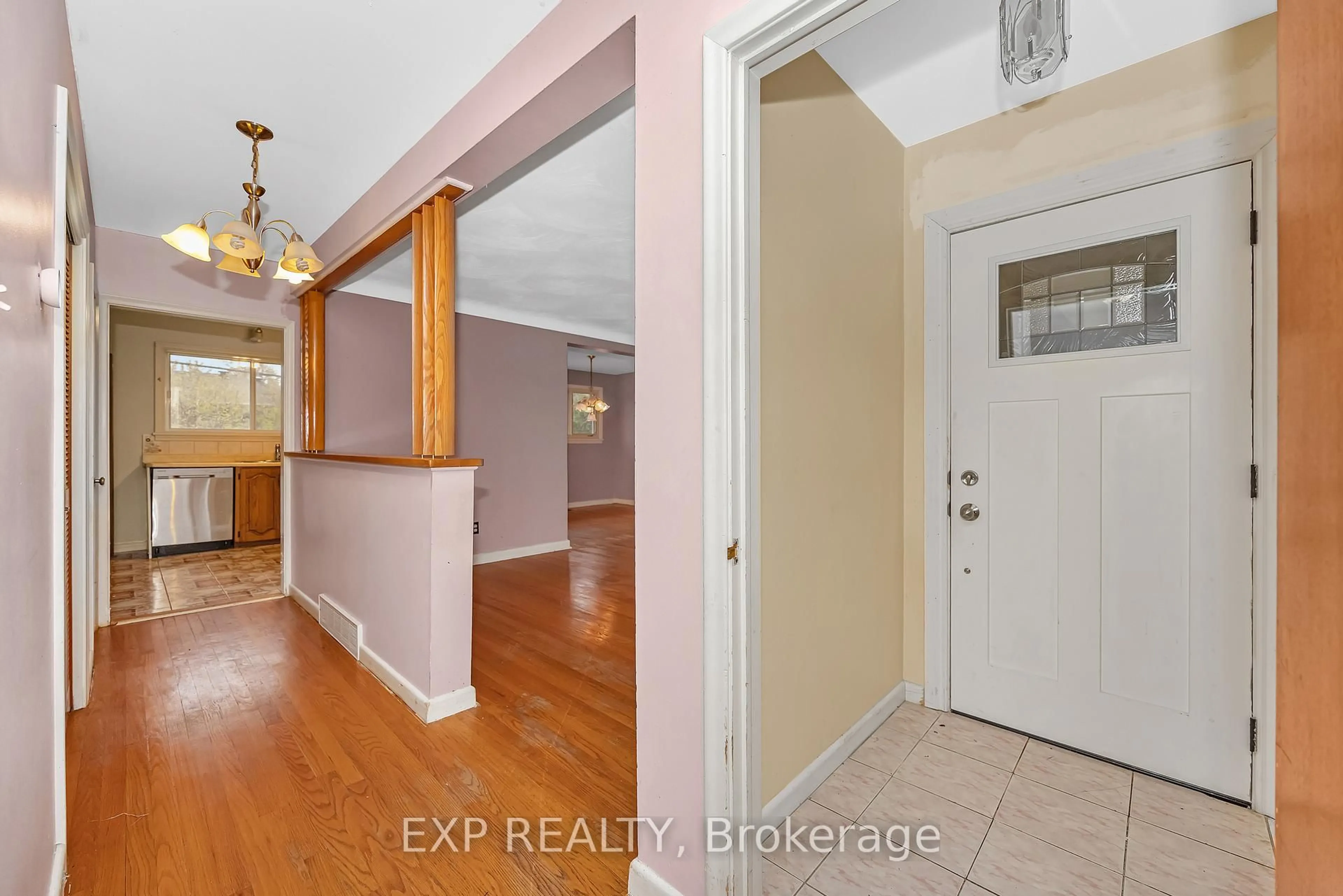 Indoor entryway for 2393 Sheldon Ave, Ottawa Ontario K2C 1K4