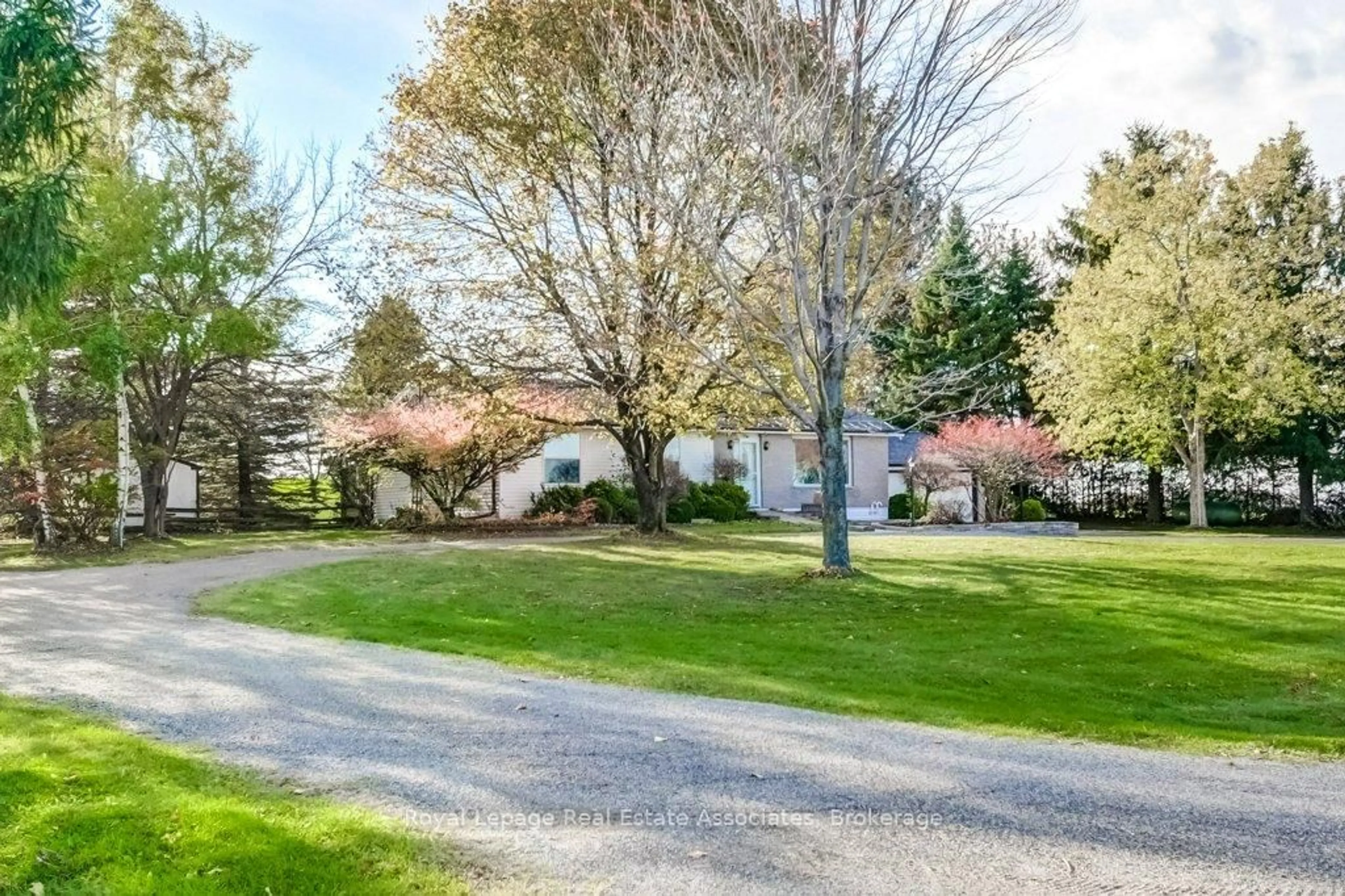 A pic from outside/outdoor area/front of a property/back of a property/a pic from drone, street for 6138 Trafalgar Rd, Erin Ontario L0N 1N0