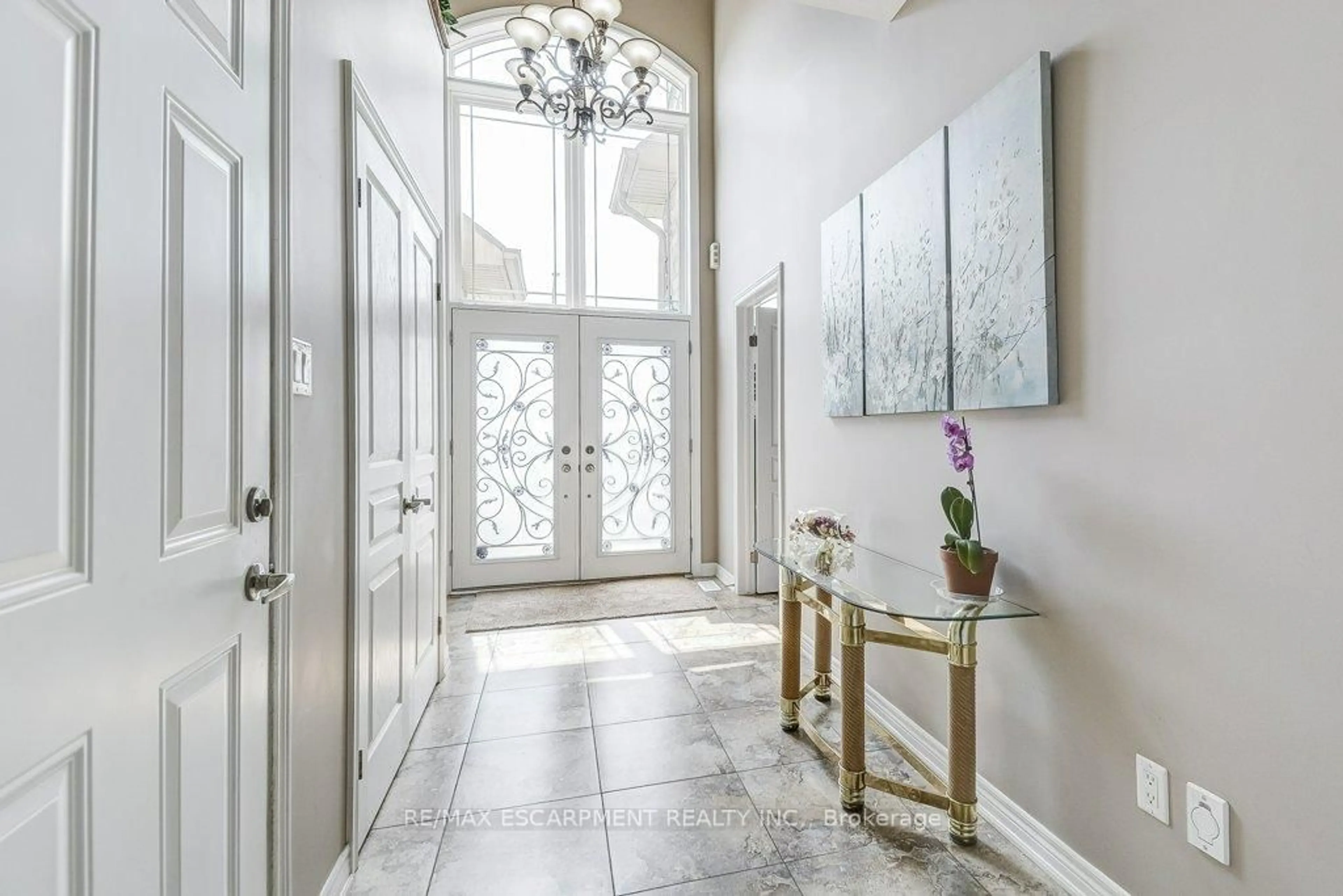 Indoor entryway for 33 Lockman Dr, Hamilton Ontario L9K 0B9