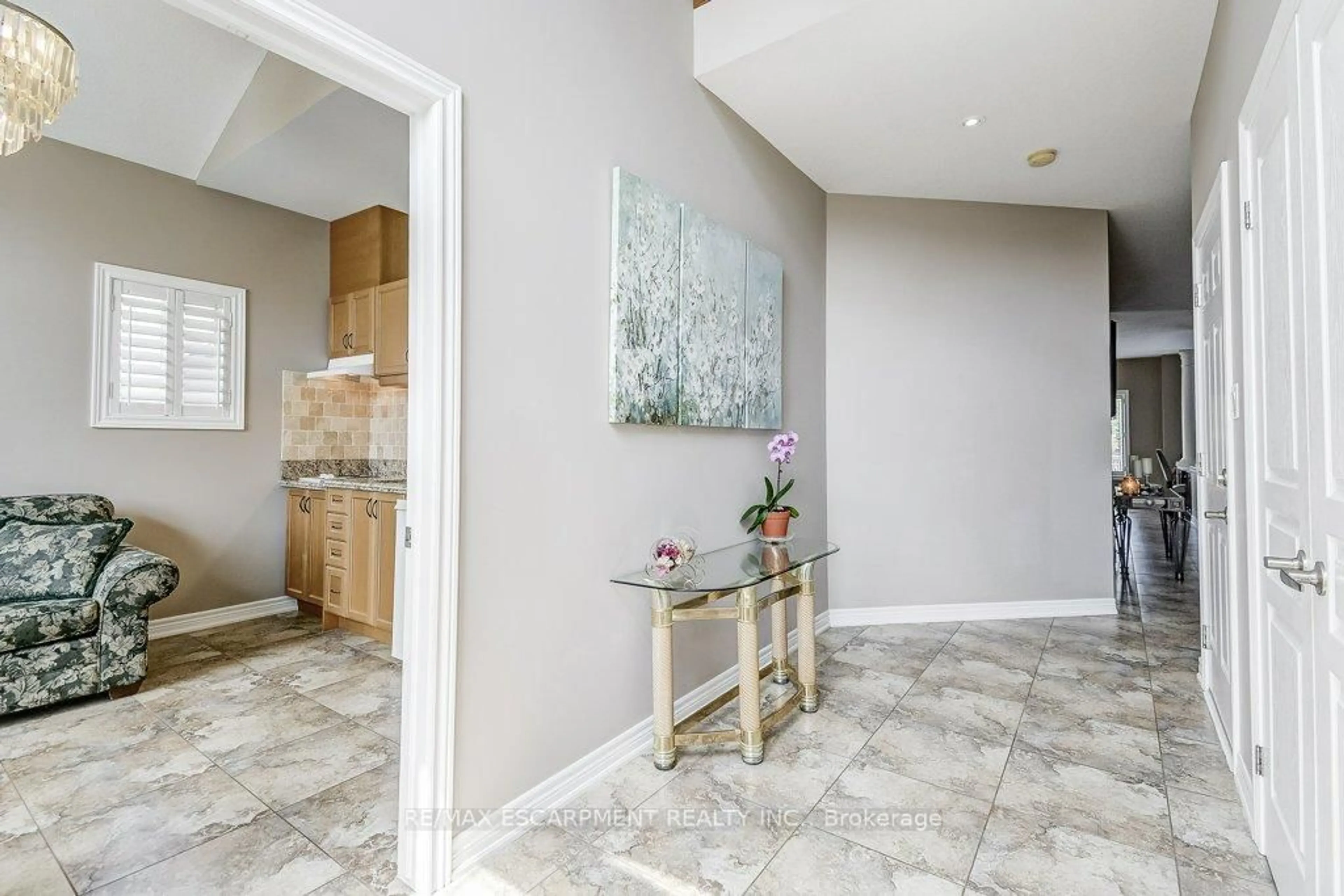 Indoor entryway for 33 Lockman Dr, Hamilton Ontario L9K 0B9