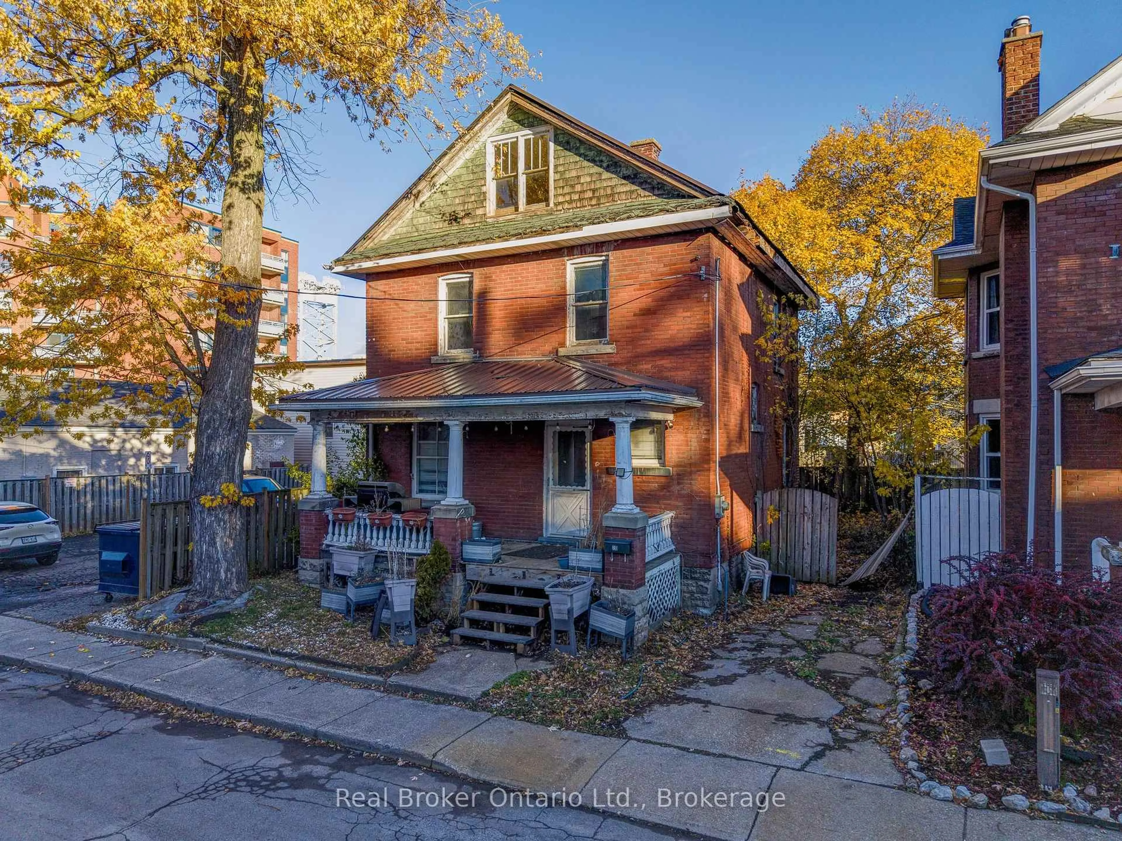 Home with brick exterior material, street for 20 Avenue Pl, Welland Ontario L3B 4B1