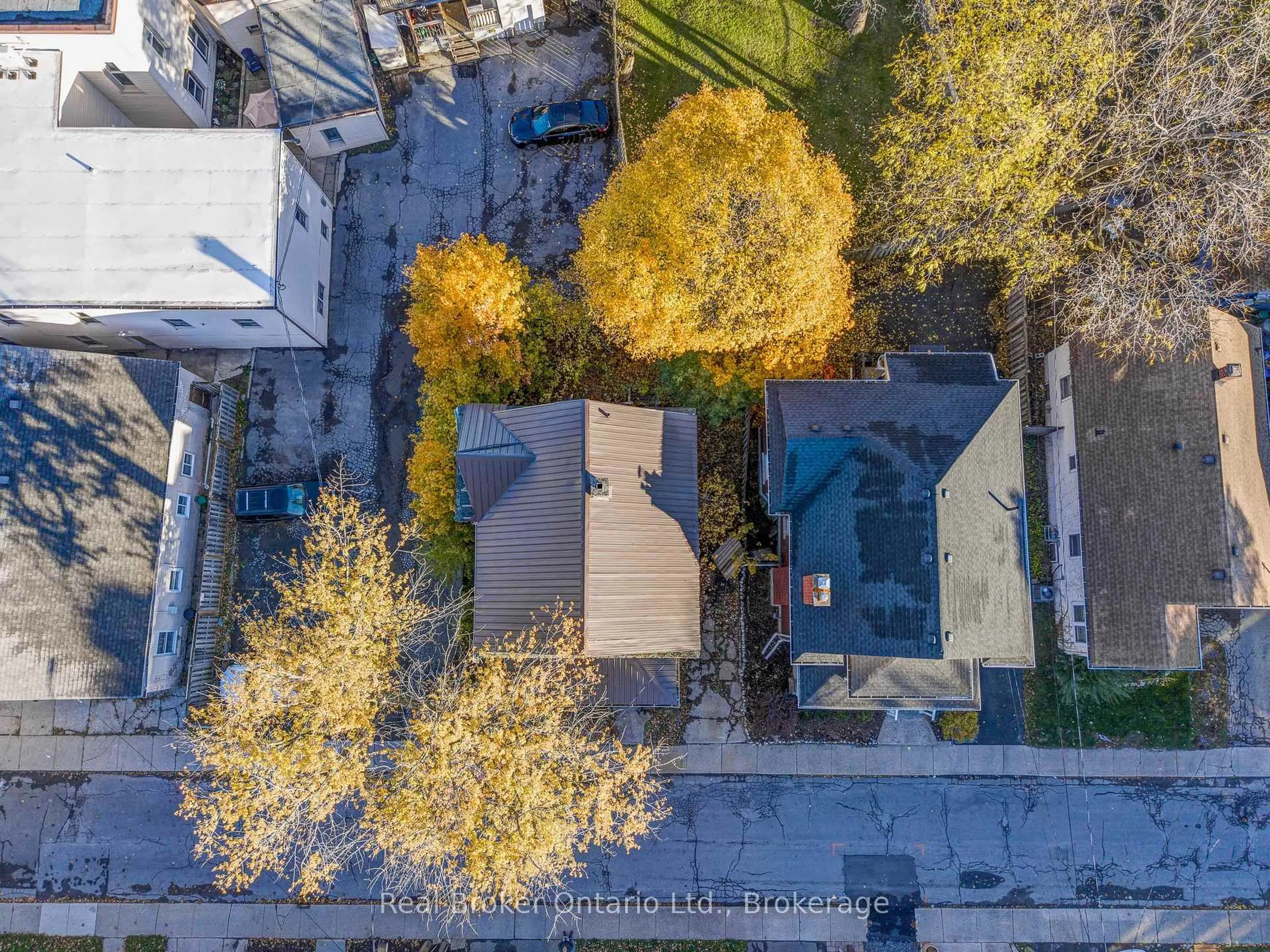 A pic from outside/outdoor area/front of a property/back of a property/a pic from drone, city buildings view from balcony for 20 Avenue Pl, Welland Ontario L3B 4B1
