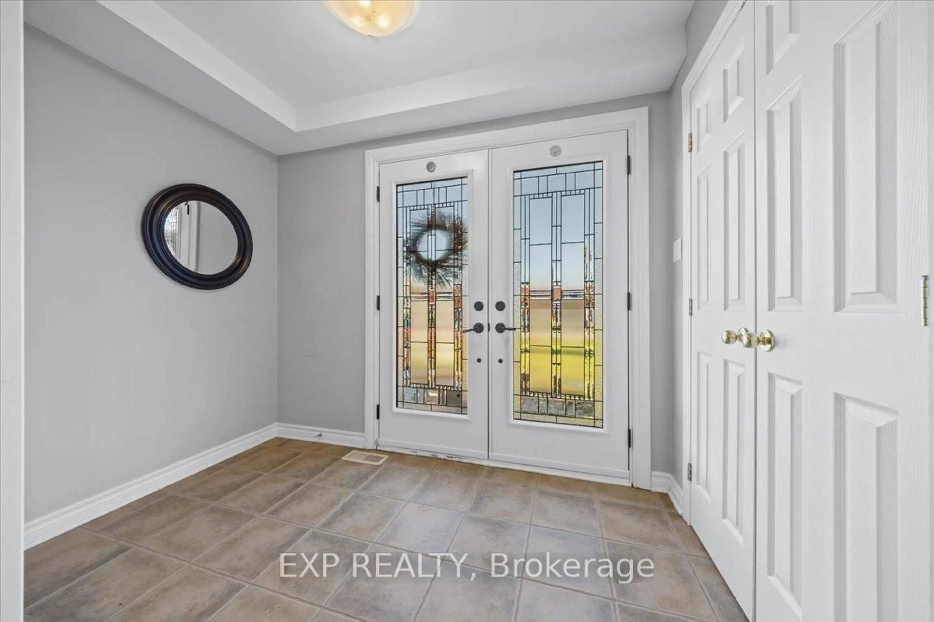 Indoor entryway for 1346 Fox Valley Rd, Greely Ontario K4P 1P9