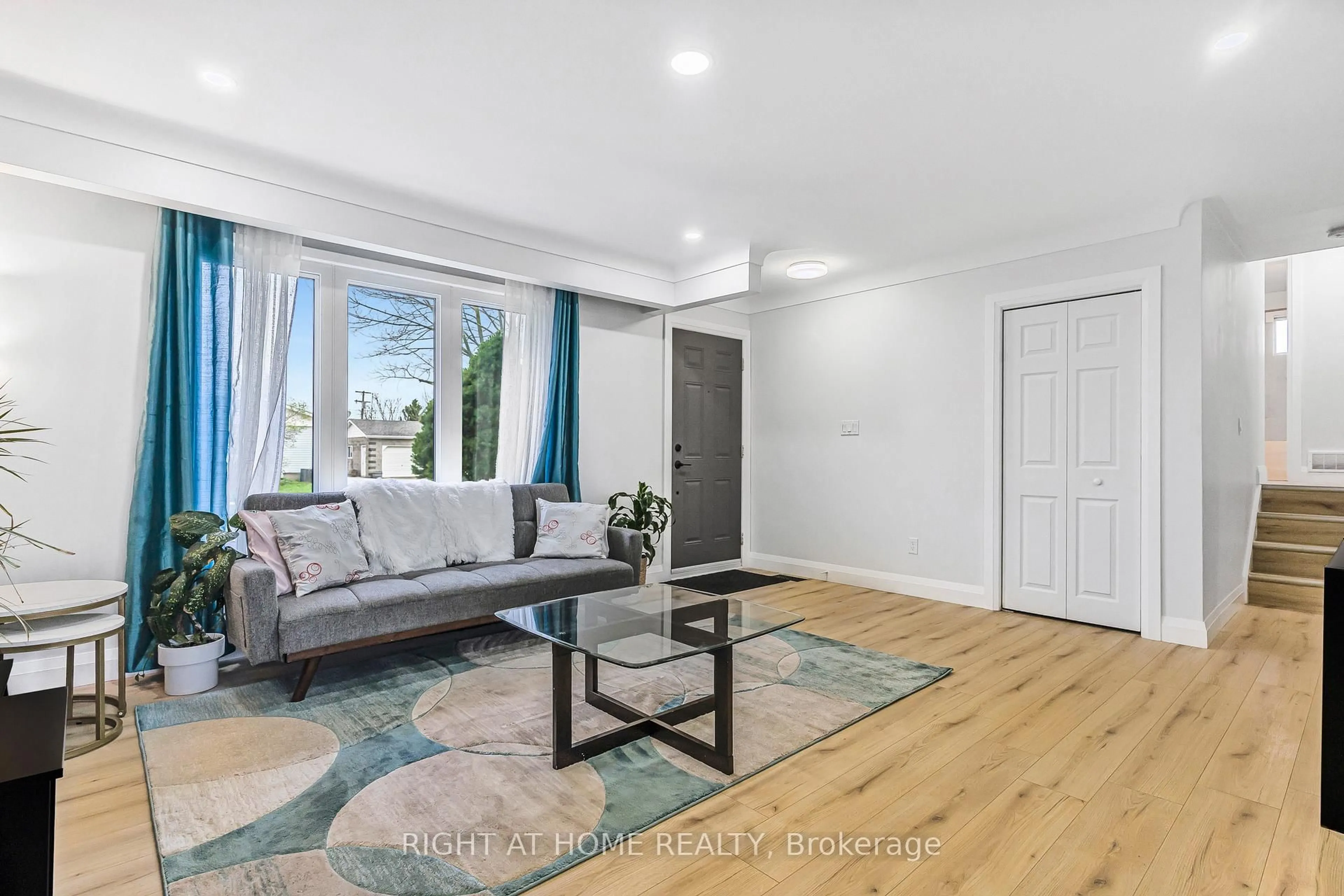 Living room with furniture, unknown for 3 Northgate Dr, Welland Ontario L3C 5Y2