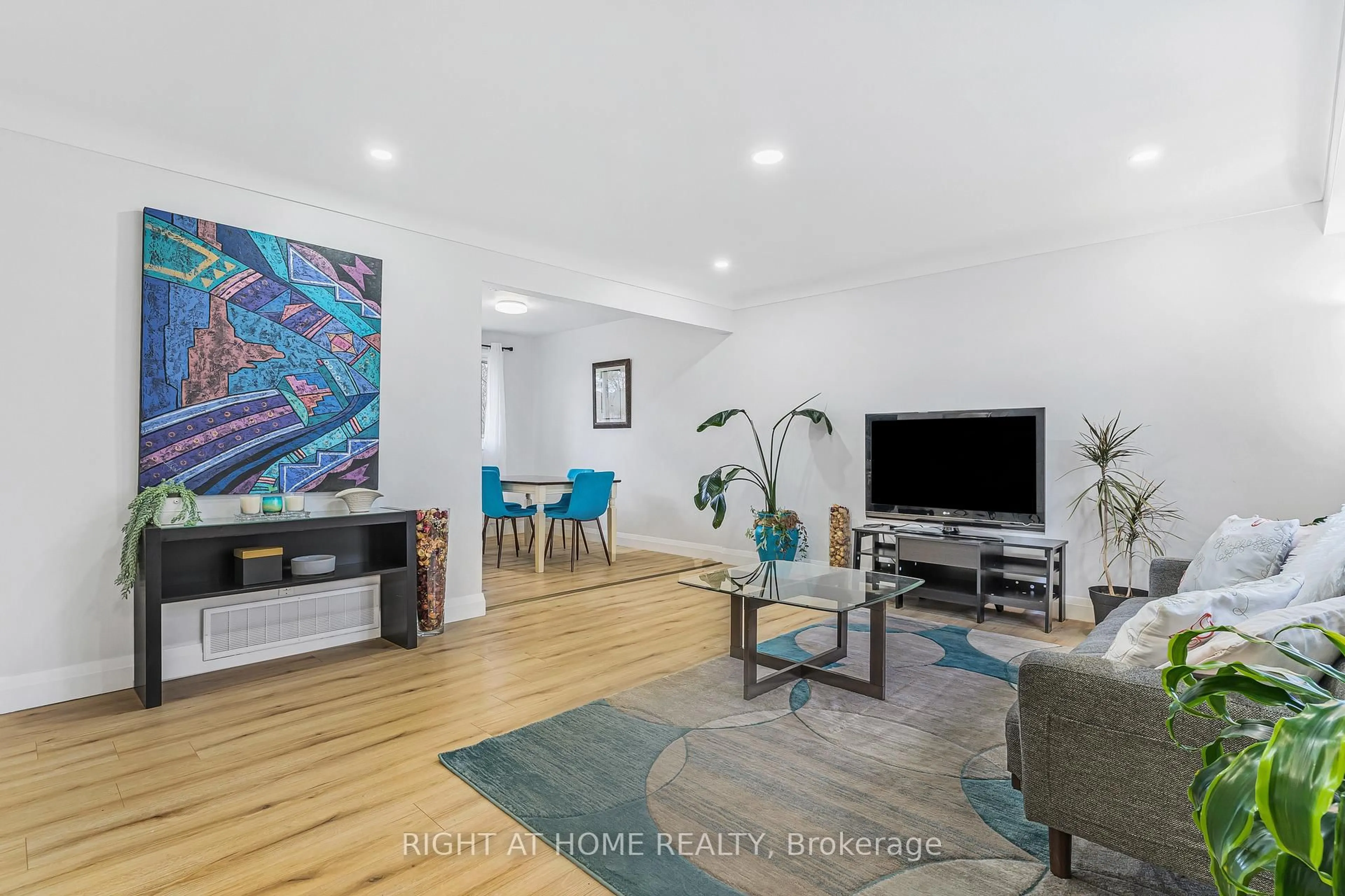 Living room with furniture, unknown for 3 Northgate Dr, Welland Ontario L3C 5Y2