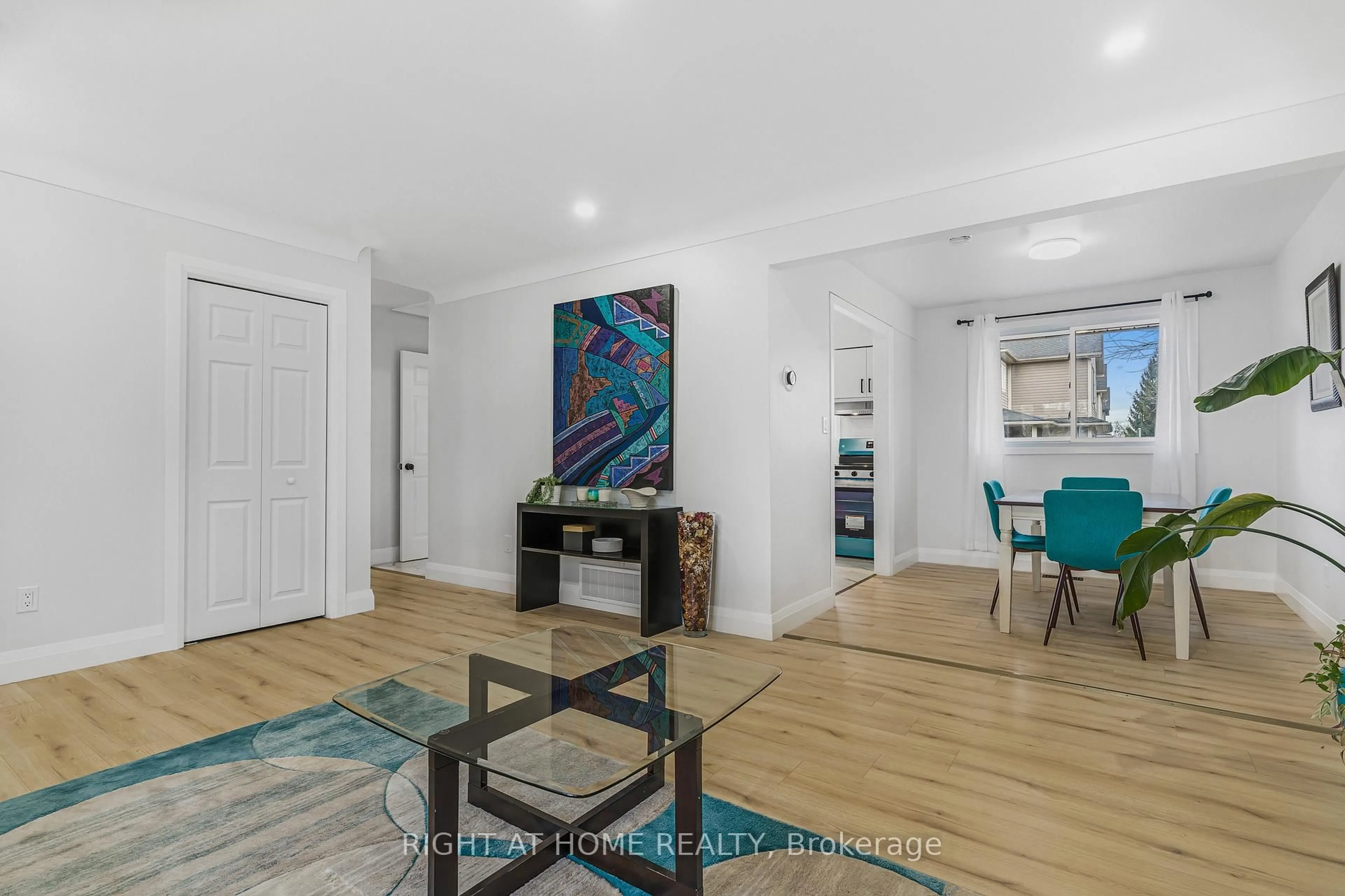 Living room with furniture, unknown for 3 Northgate Dr, Welland Ontario L3C 5Y2