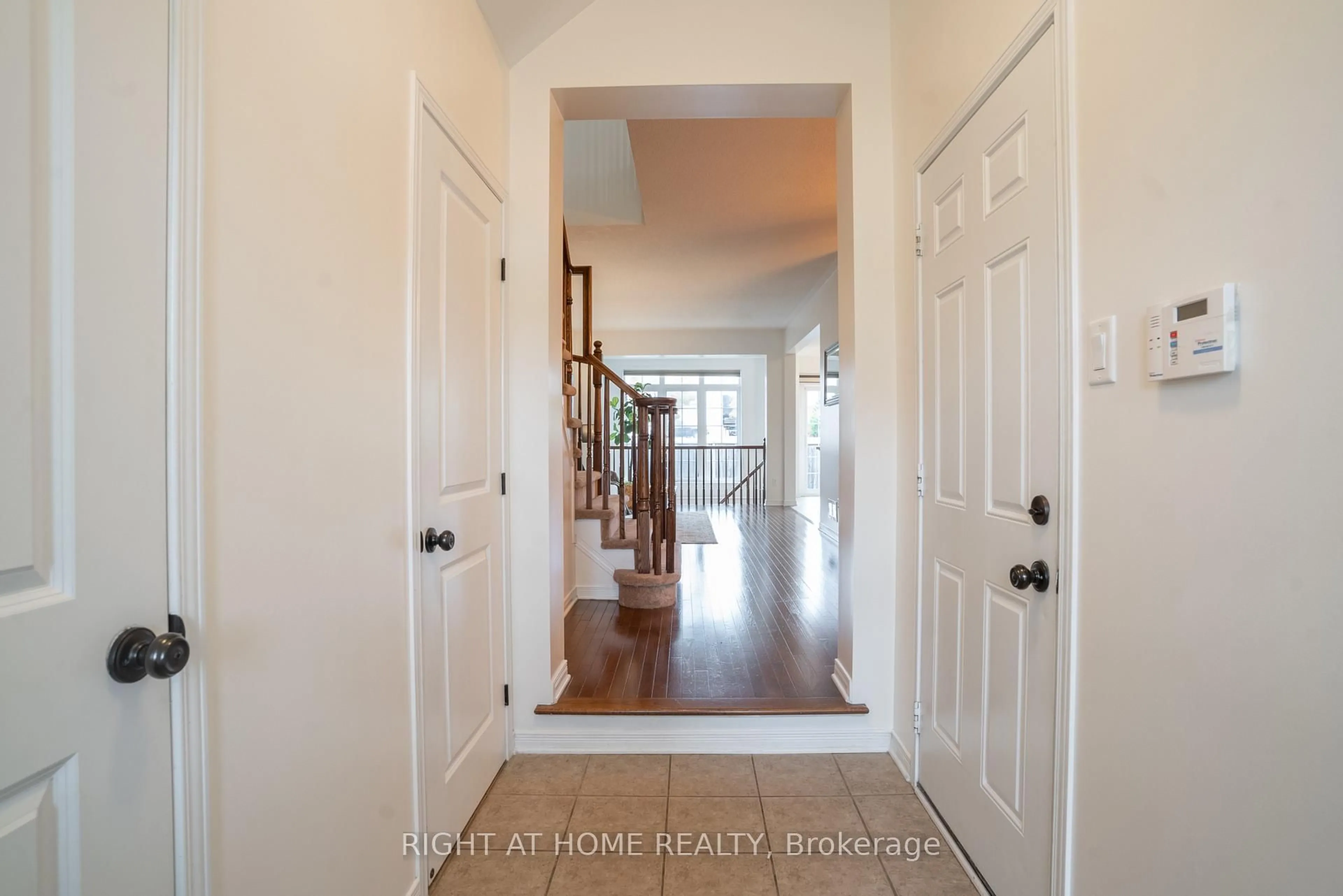 Indoor entryway for 540 Barrick Hill Rd, Ottawa Ontario K2M 0B4