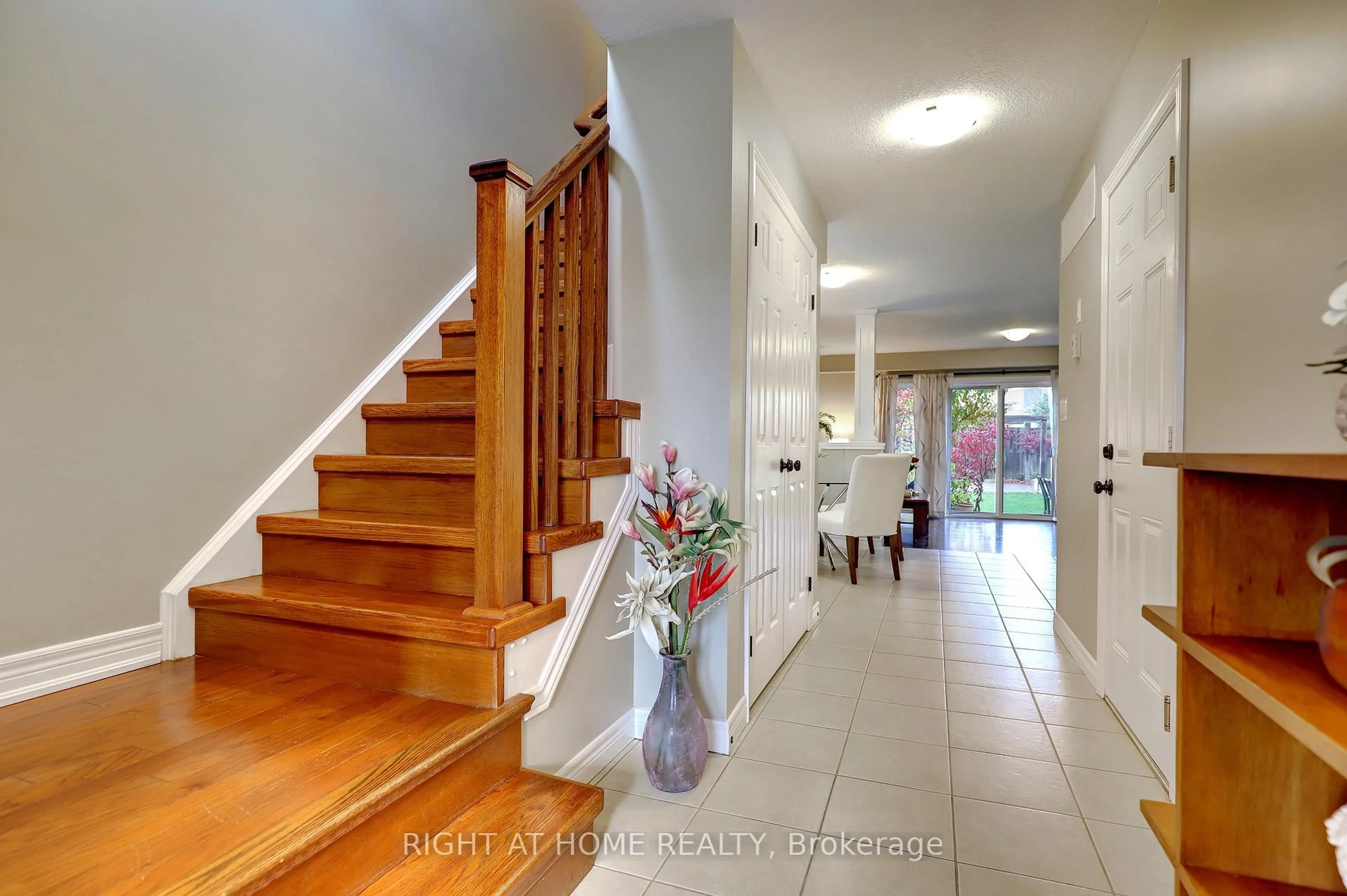 Indoor foyer for 21 Mullin Dr, Guelph Ontario N1E 0E1